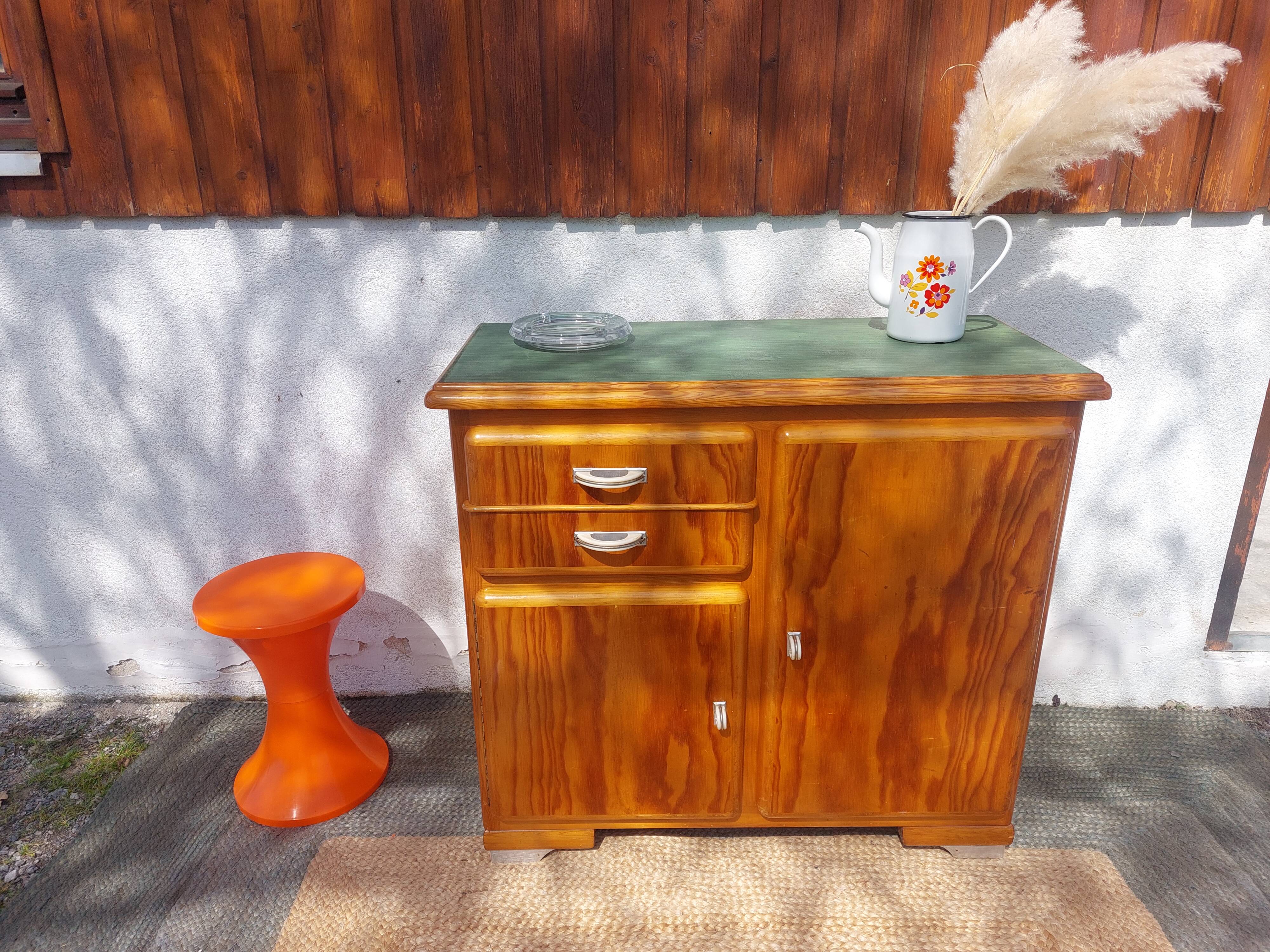 buffet Mado, portes asymétriques