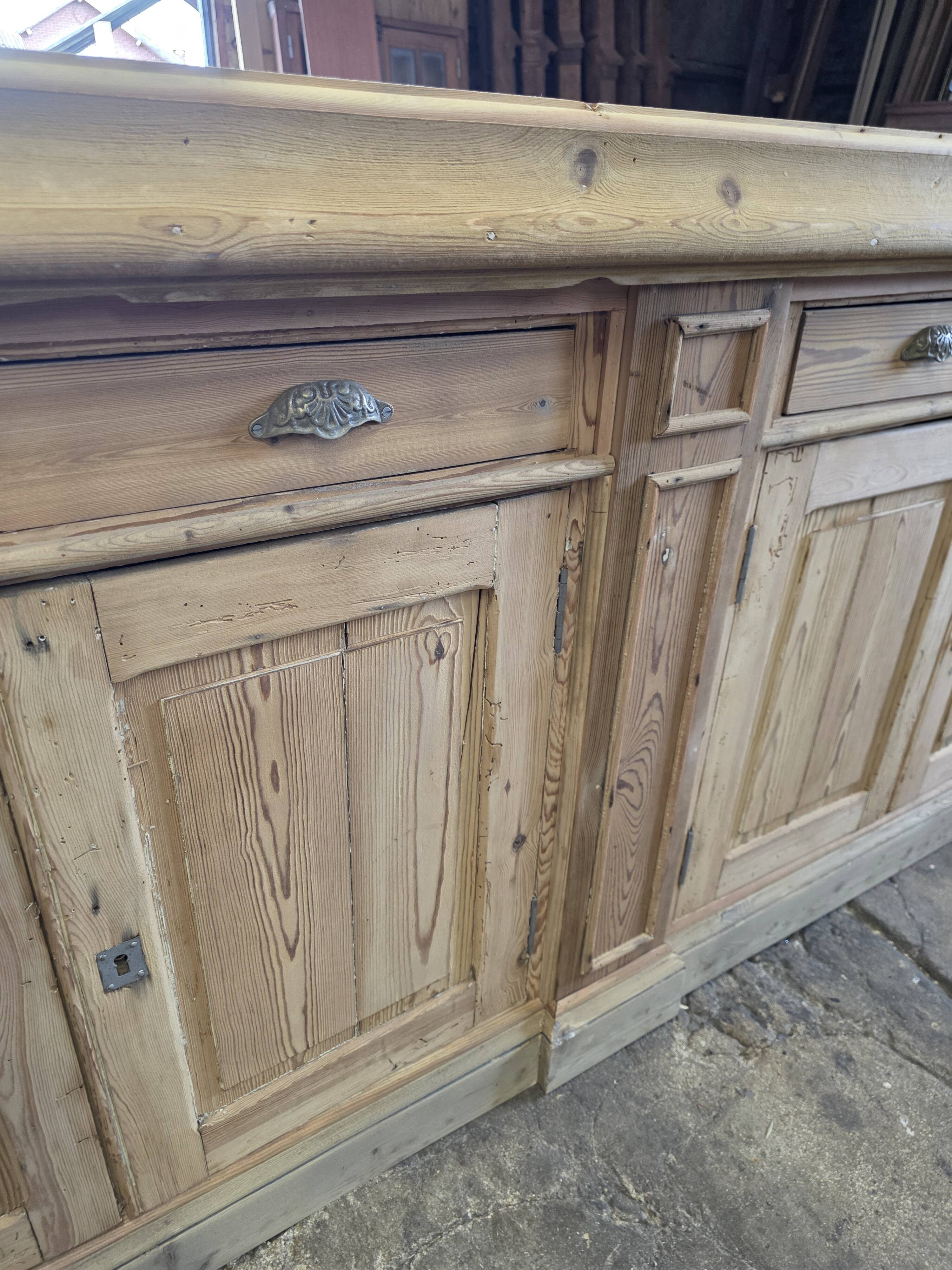 Bistro counter with a Hungarian point design.