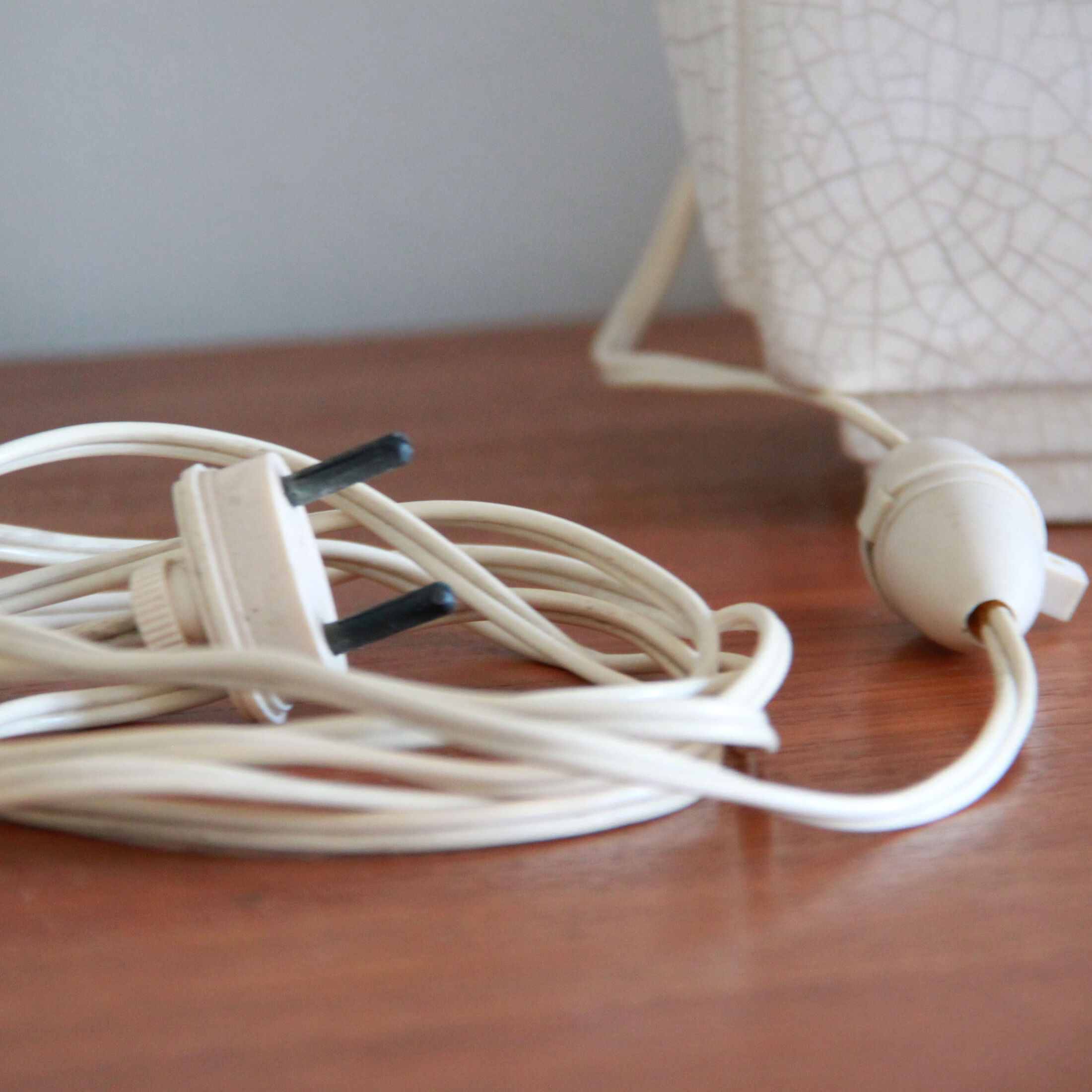 Cracked ceramic bedside lamp