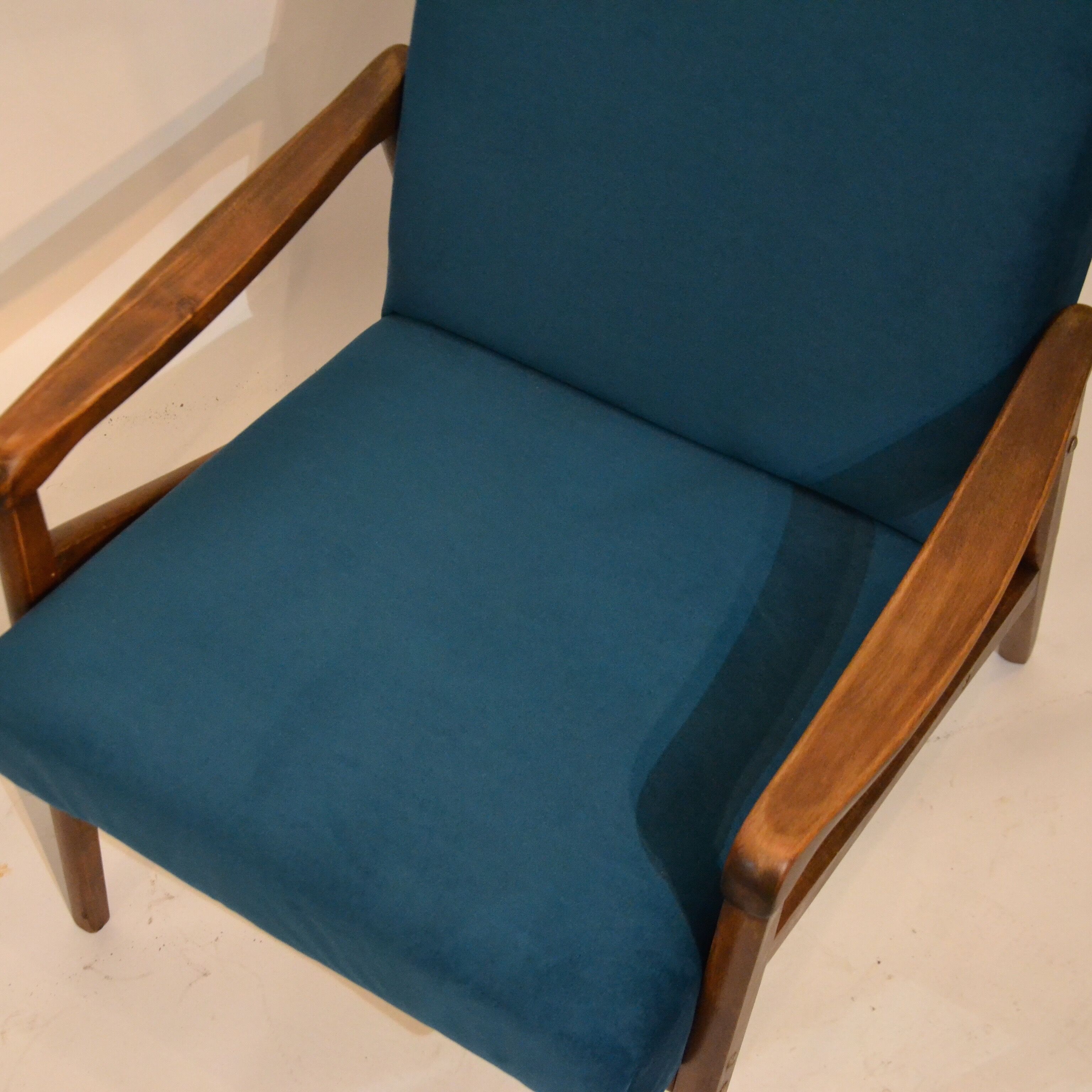 Duck blue velvet chair