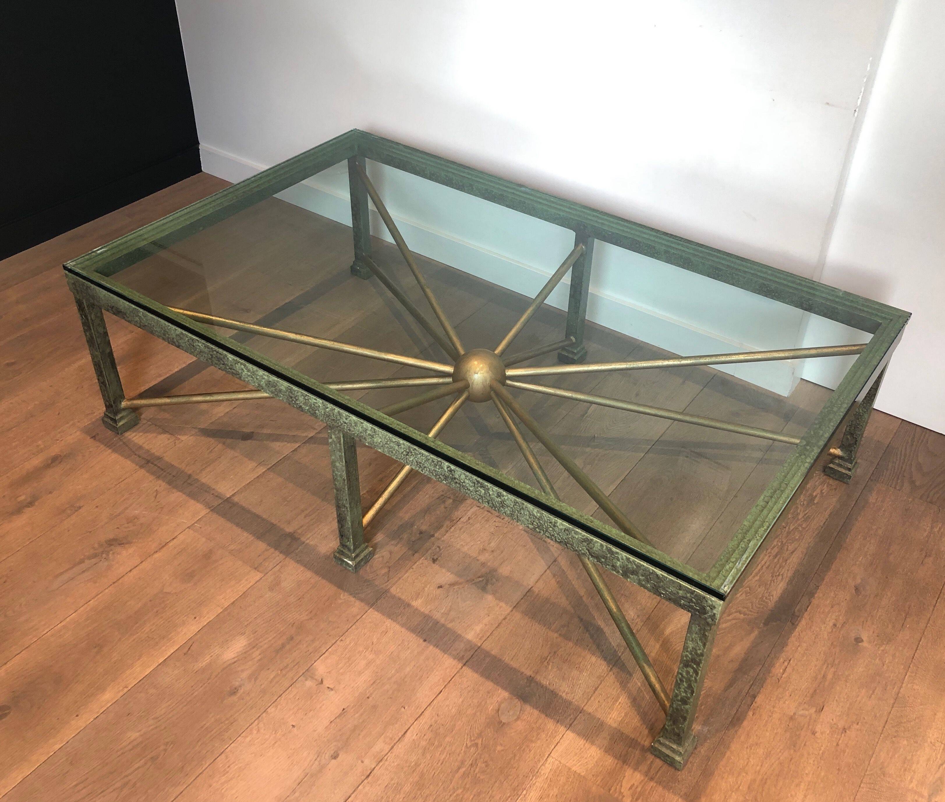 Importante table basse en acier et fer forgé patinée et dorée