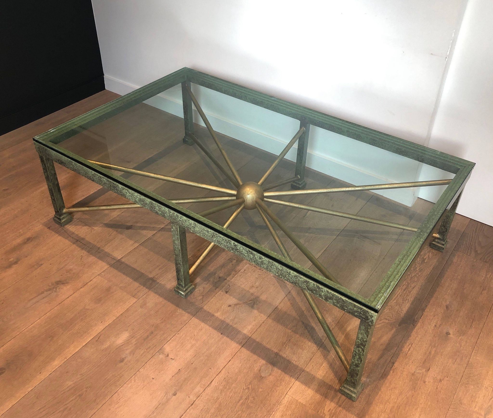 Importante table basse en acier et fer forgé patinée et dorée
