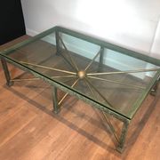 Importante table basse en acier et fer forgé patinée et dorée