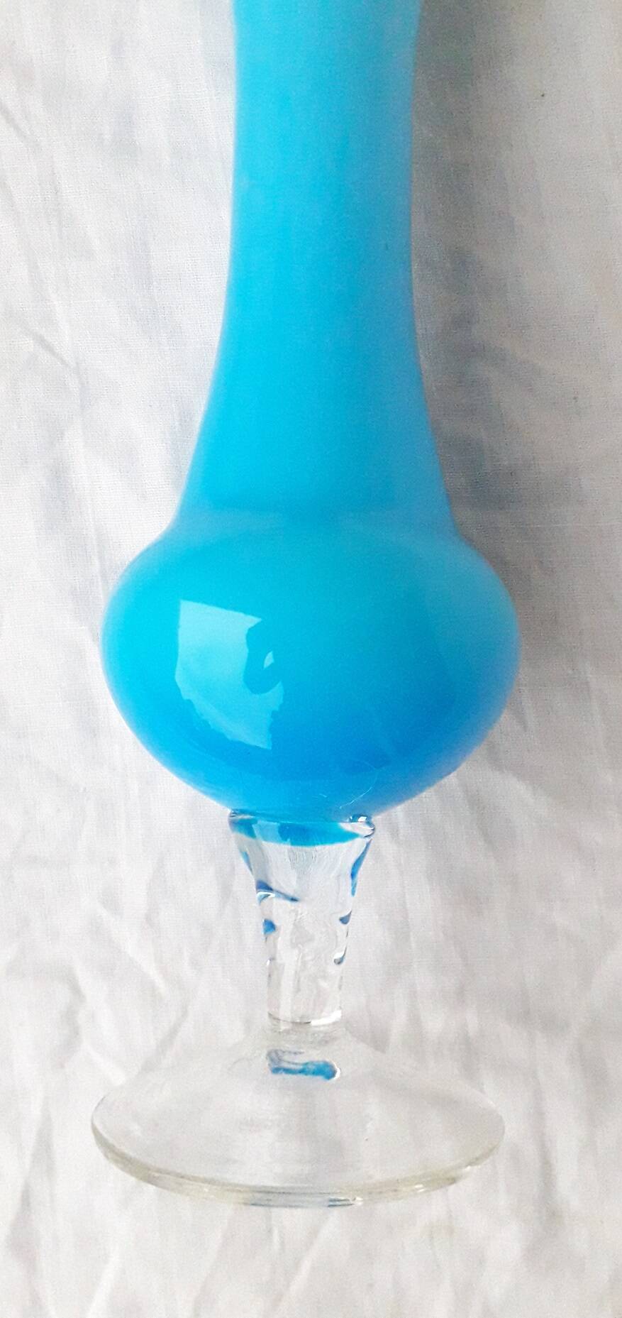 Vase en opaline bleue