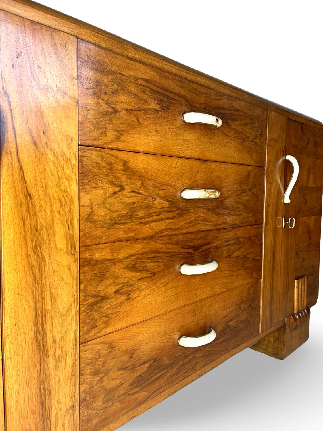 Buffet en noyer Art déco italien, de grande qualité.