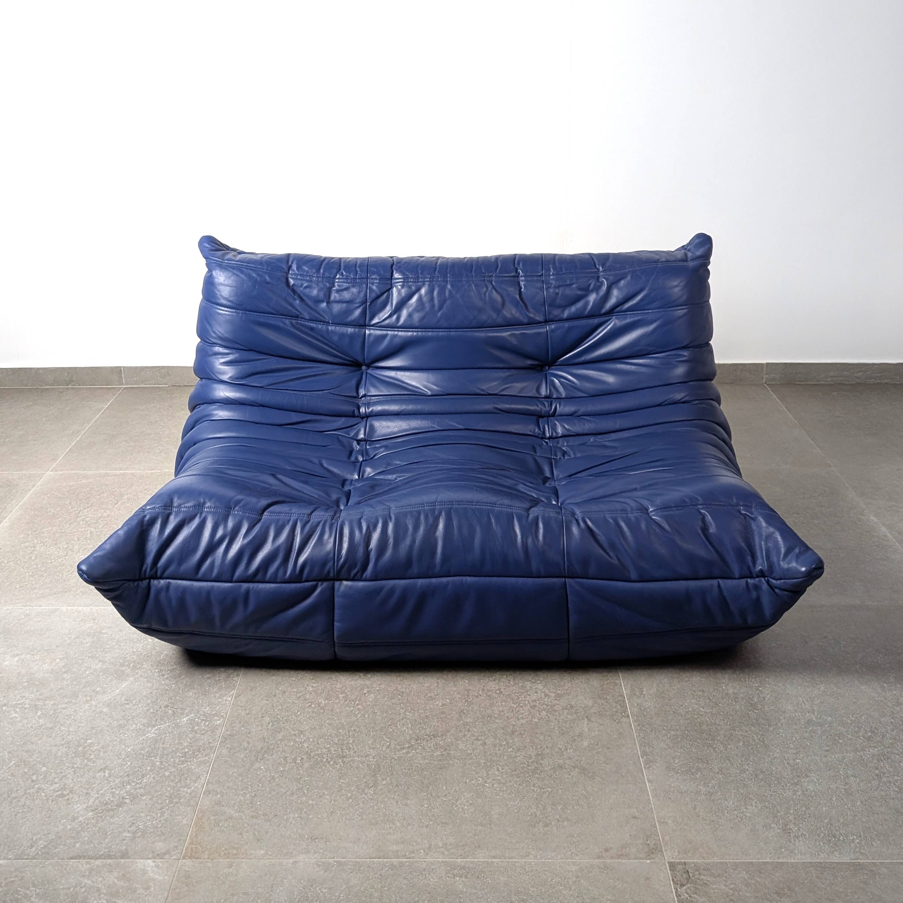 Canapé deux places Togo en cuir bleu de Michel Ducaroy pour Ligne Roset, France, années 1980