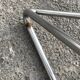 Paire de chaises Wire Till Behrens design annees 80