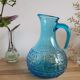 Carafe en verre moulé bleu