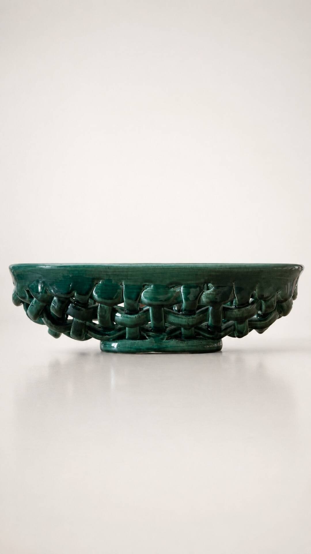 Green ceramic basket signed Idlas