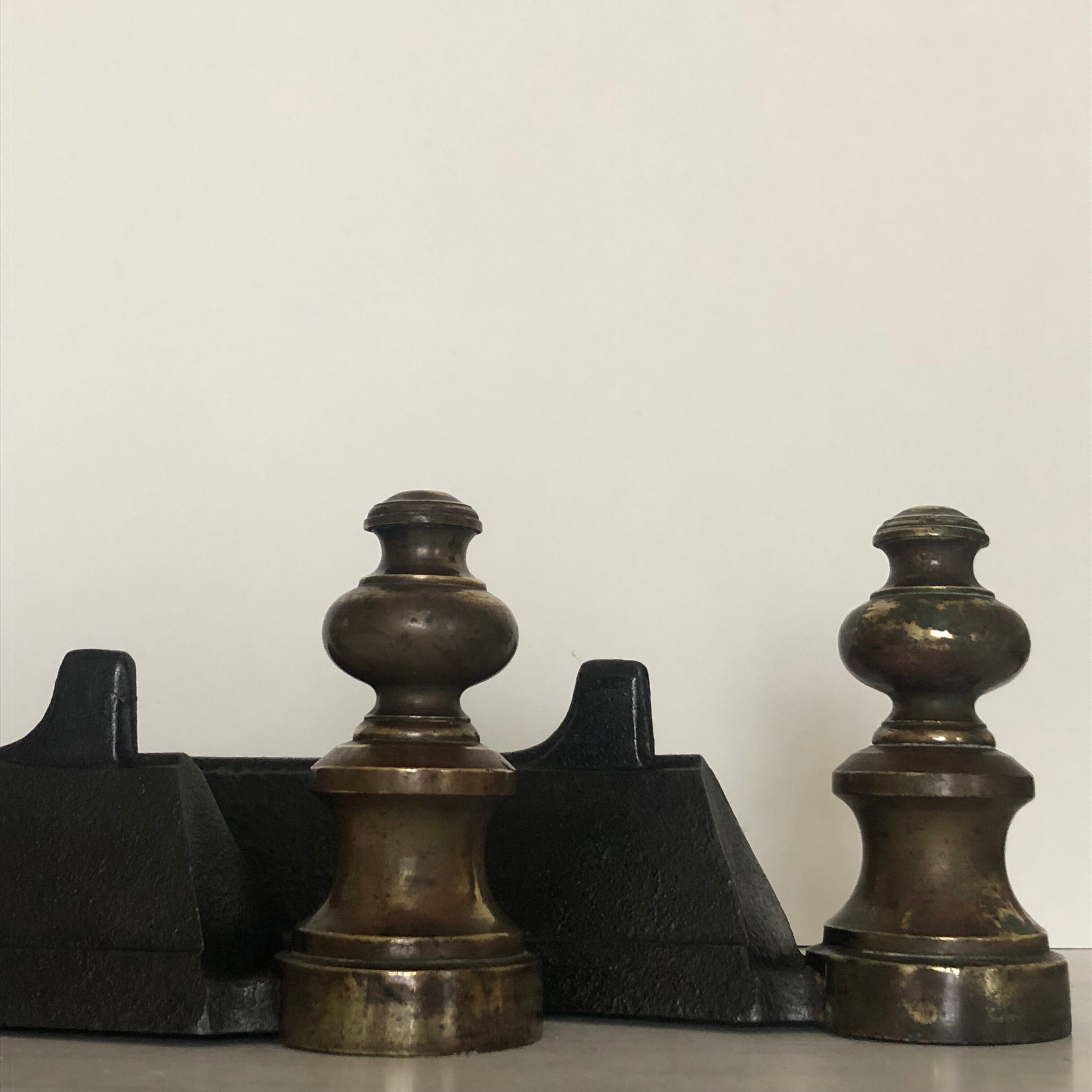 Paire de chenets, accessoires de cheminée