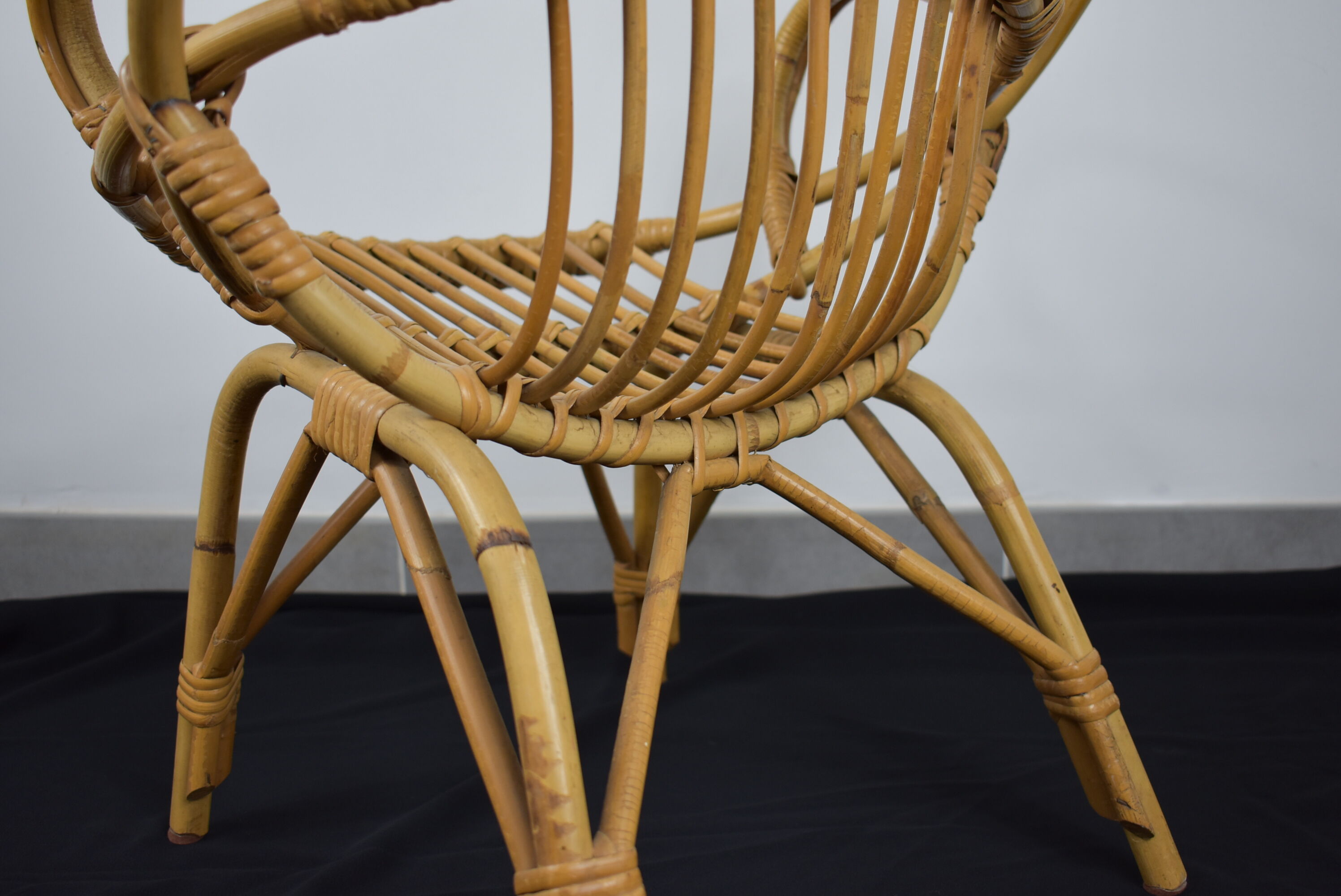 Fauteuil en osier enfant avec coussin orange