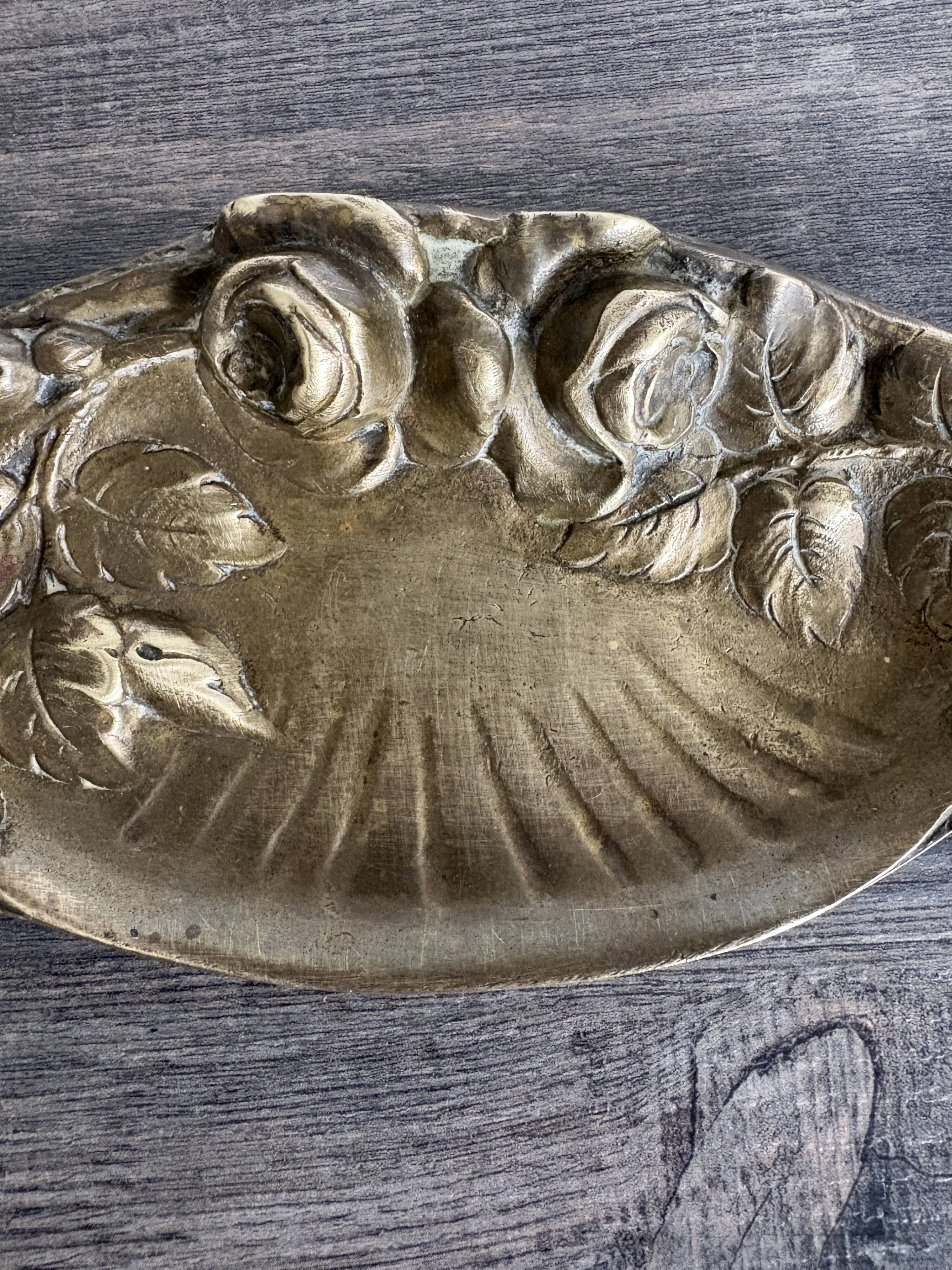 Art Nouveau pocket emptier