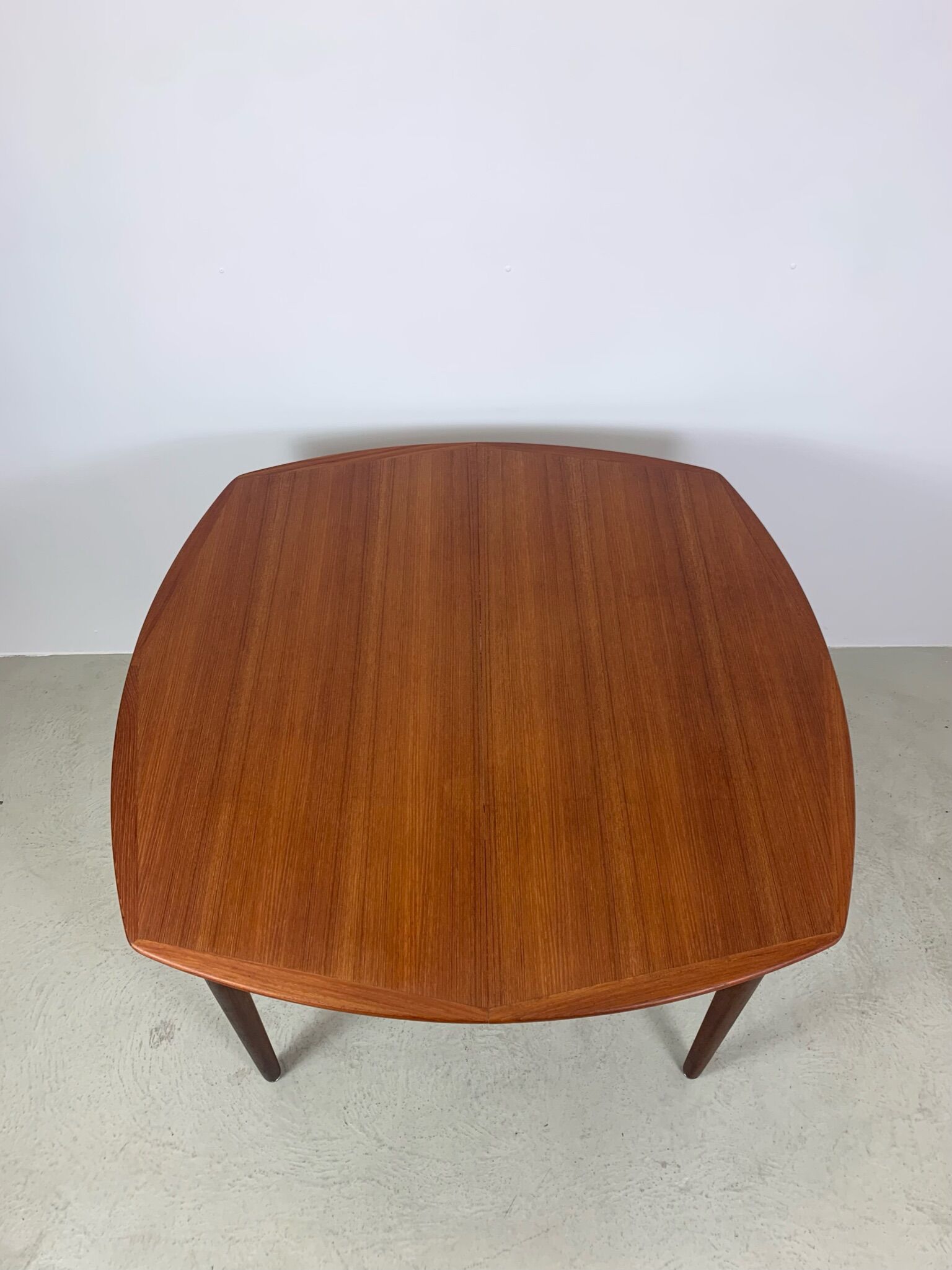 Extendable table by Gustav Bahus with 4 chairs by Peter Hvidt