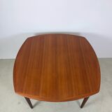 Extendable table by Gustav Bahus with 4 chairs by Peter Hvidt