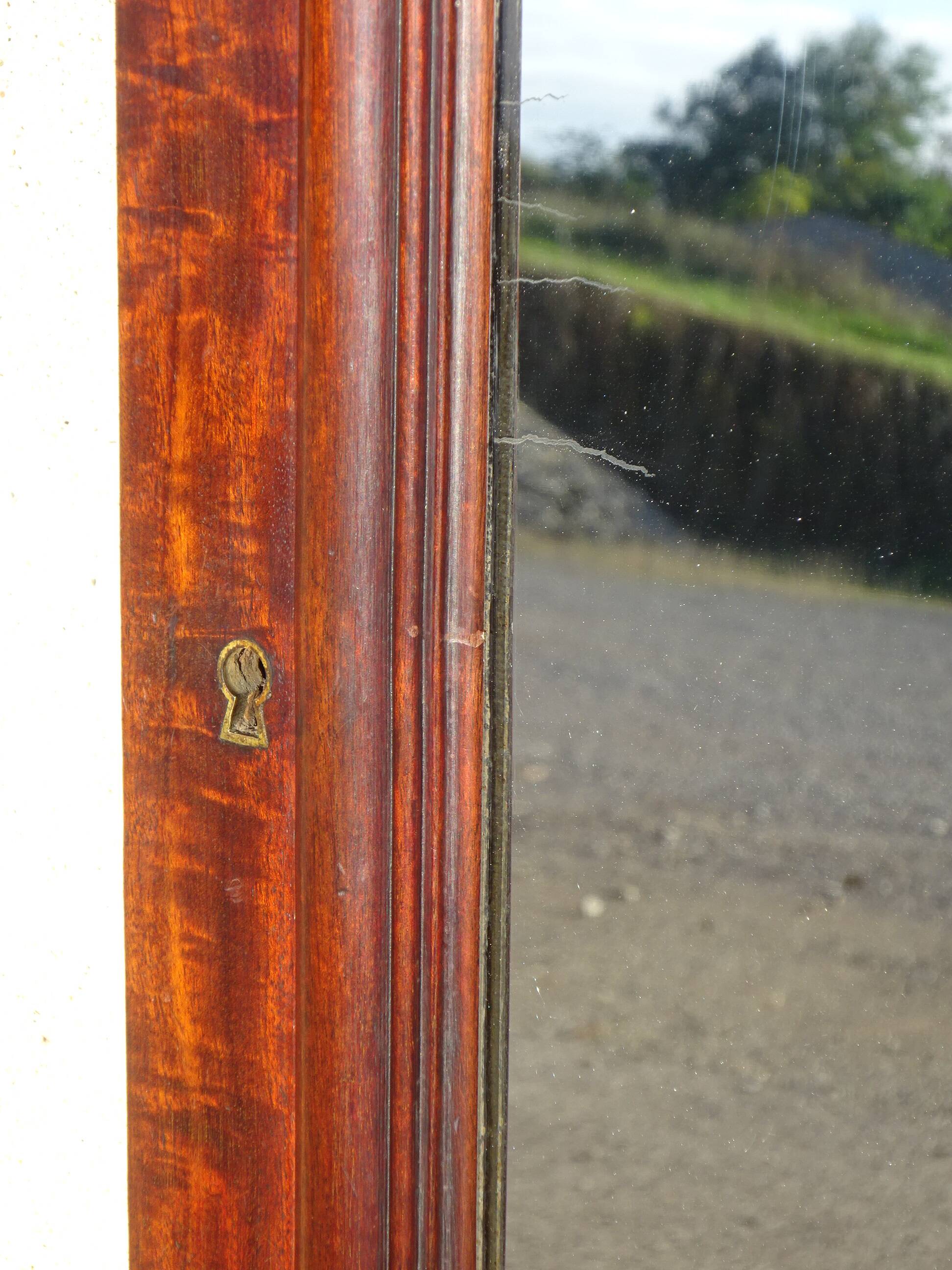 Large antique mirror in a flame mahogany frame; 132x82 cm