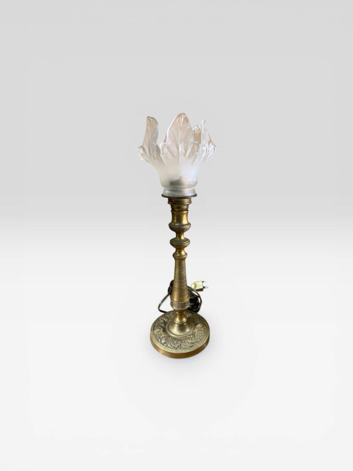 Lampe flambeau ancienne en laiton et tulipe en verre givré style Art Nouveau