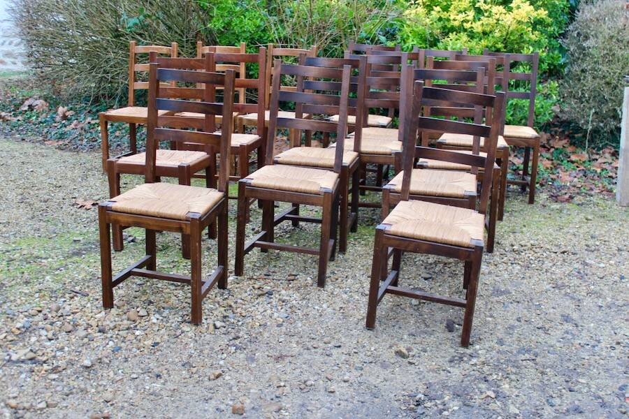Suite de 17 chaises paillées à haut dossier