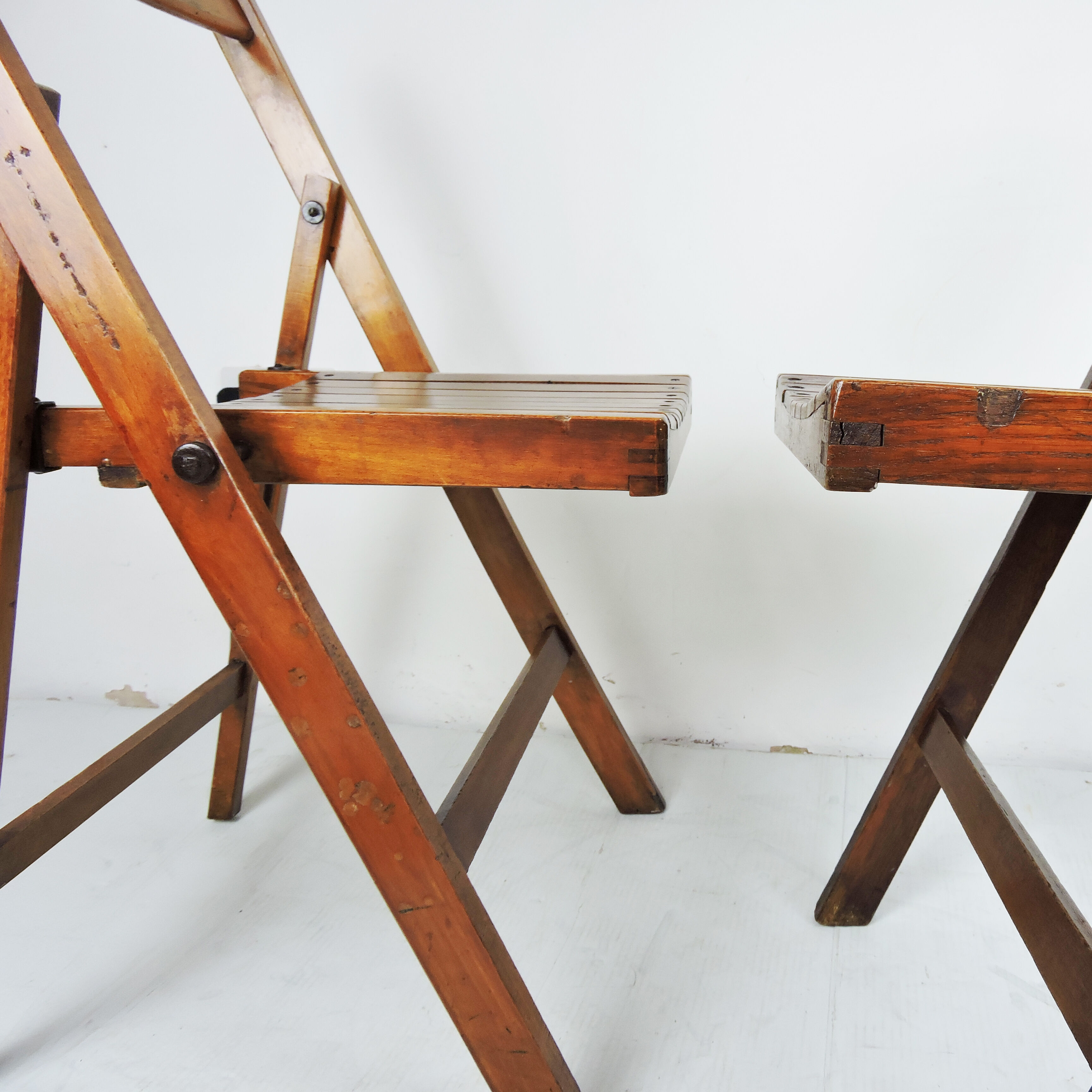 Ensemble de 4 chaises de campagne pliantes George VI utilisées par les militaires britanniques pendant la Seconde Guerre mondiale