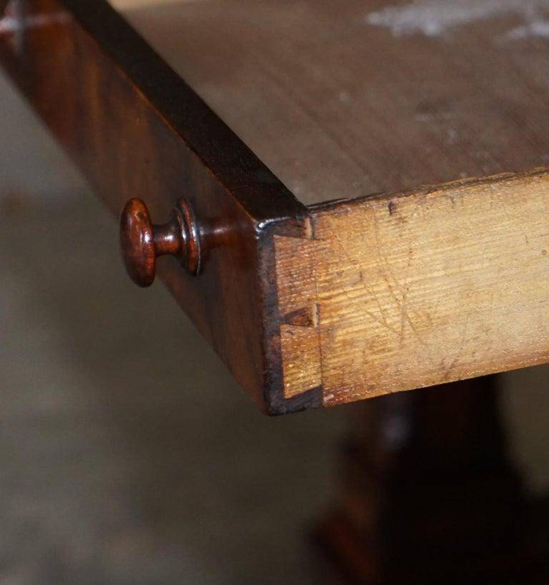 Table d'écriture Renaissance en noyer flamé style Pugin, vers 1850
