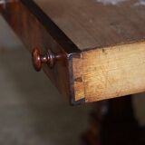Renaissance writing table in flamed walnut, Pugin style, around 1850.