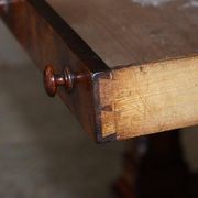 Table d'écriture Renaissance en noyer flamé style Pugin, vers 1850