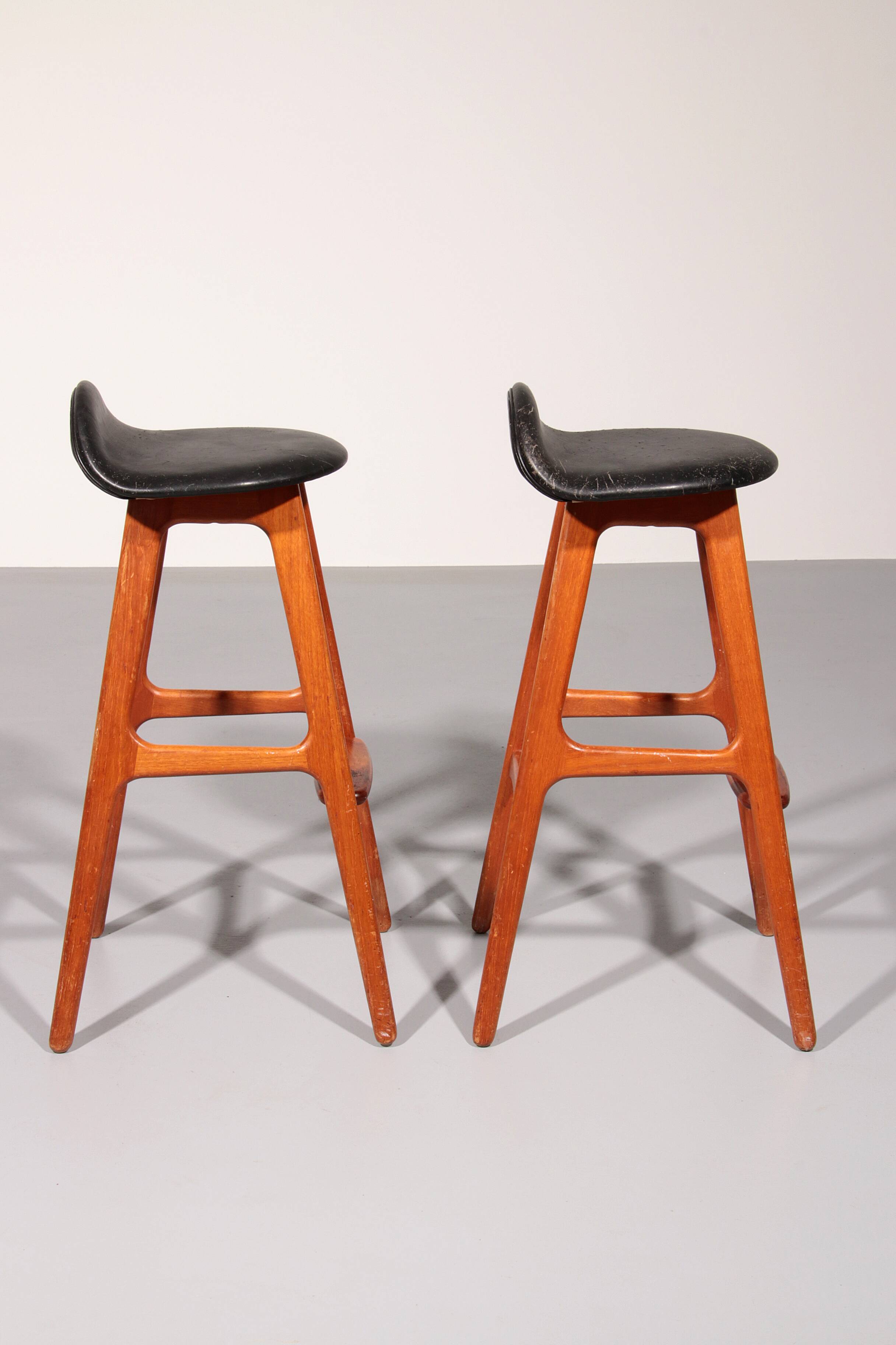 Design bar stool in wood and black leather by Erik Buch 1960