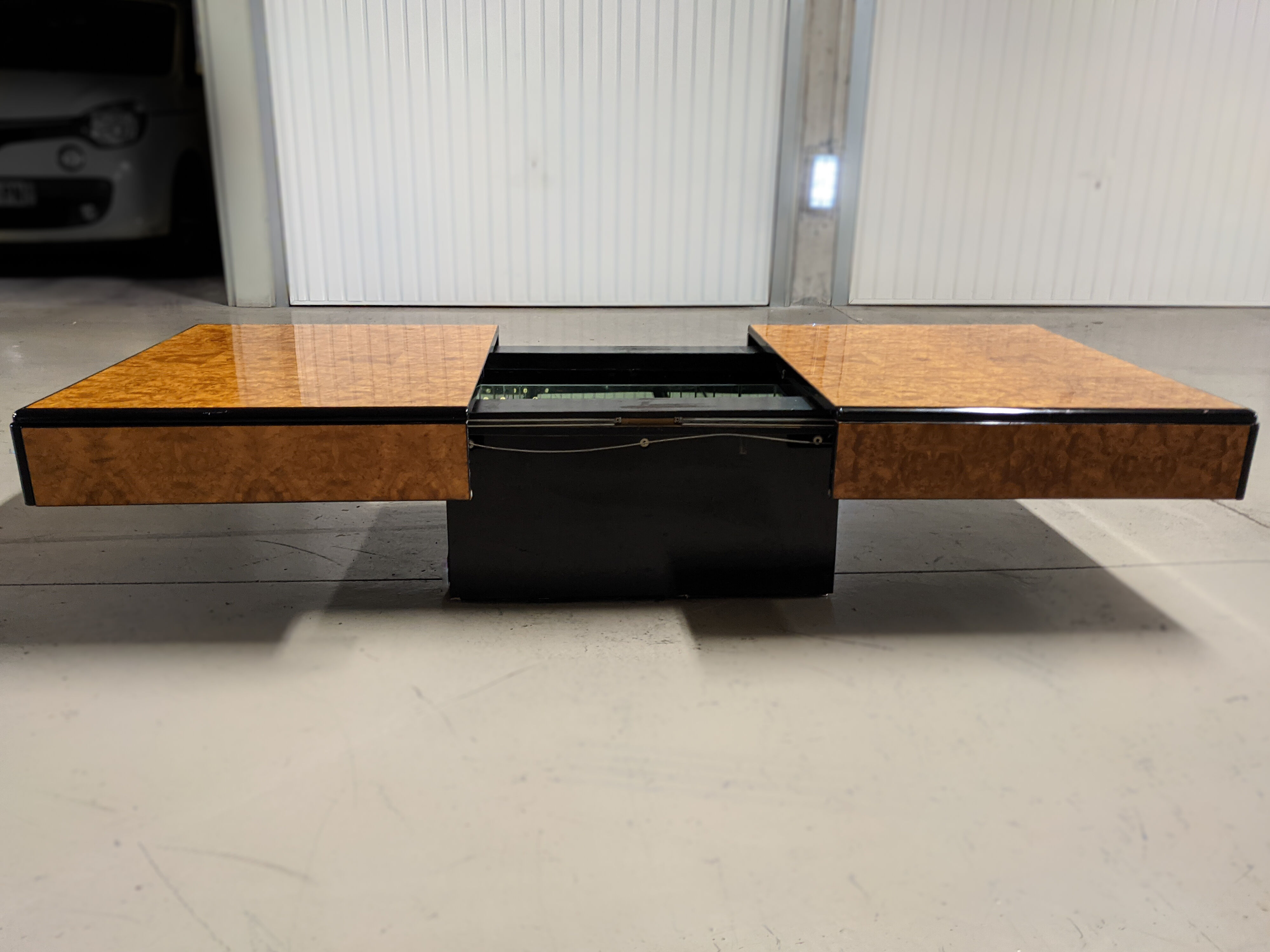 Table basse bar cocktail intégré en loupe d'orme vintage 1970