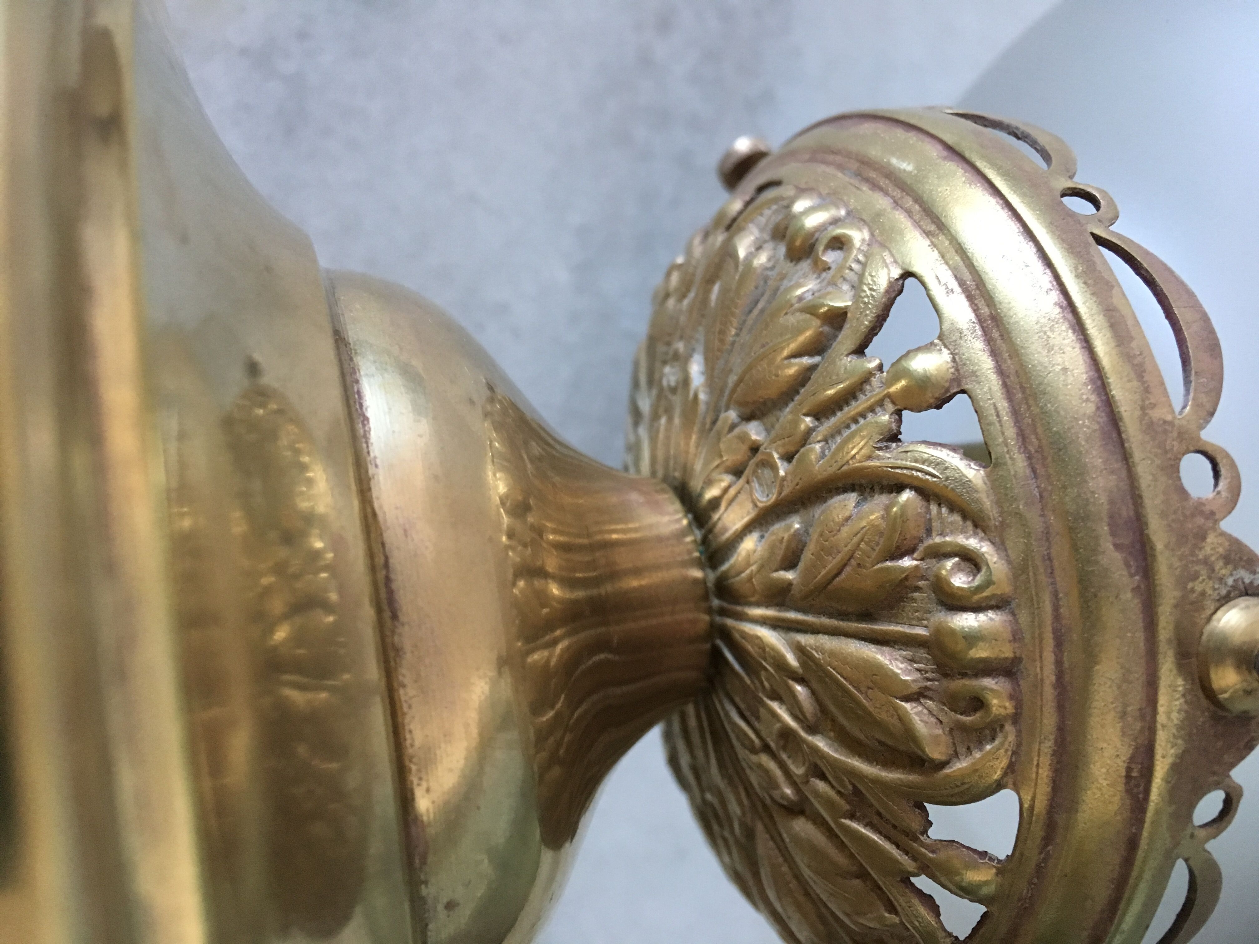 Plafonnier en forme d’obus en verre ciselé