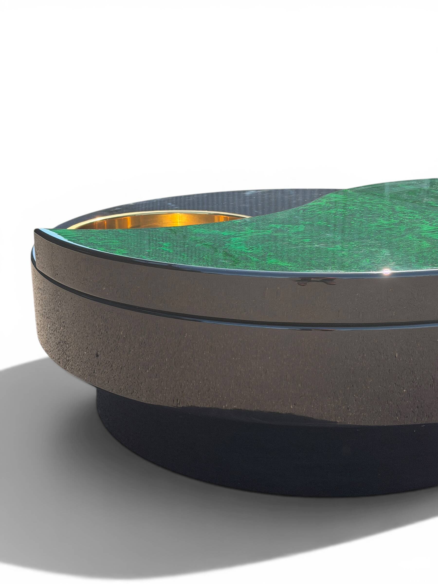Table basse Willy Rizzo Yin-Yang - Laque, laiton & verre (Circa 70)