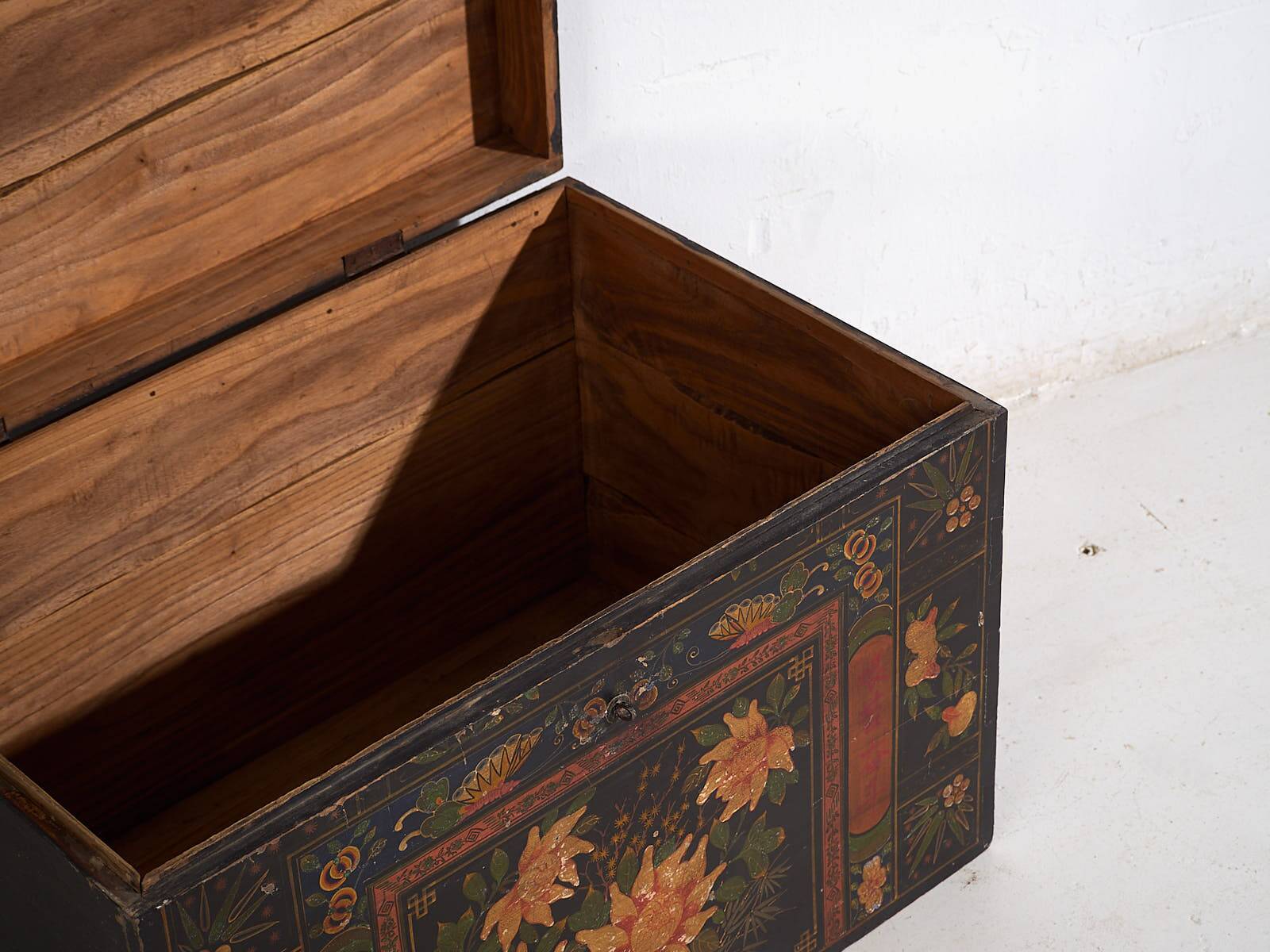 Original illustrated Chinese opera trunk (China, around 1900) #11