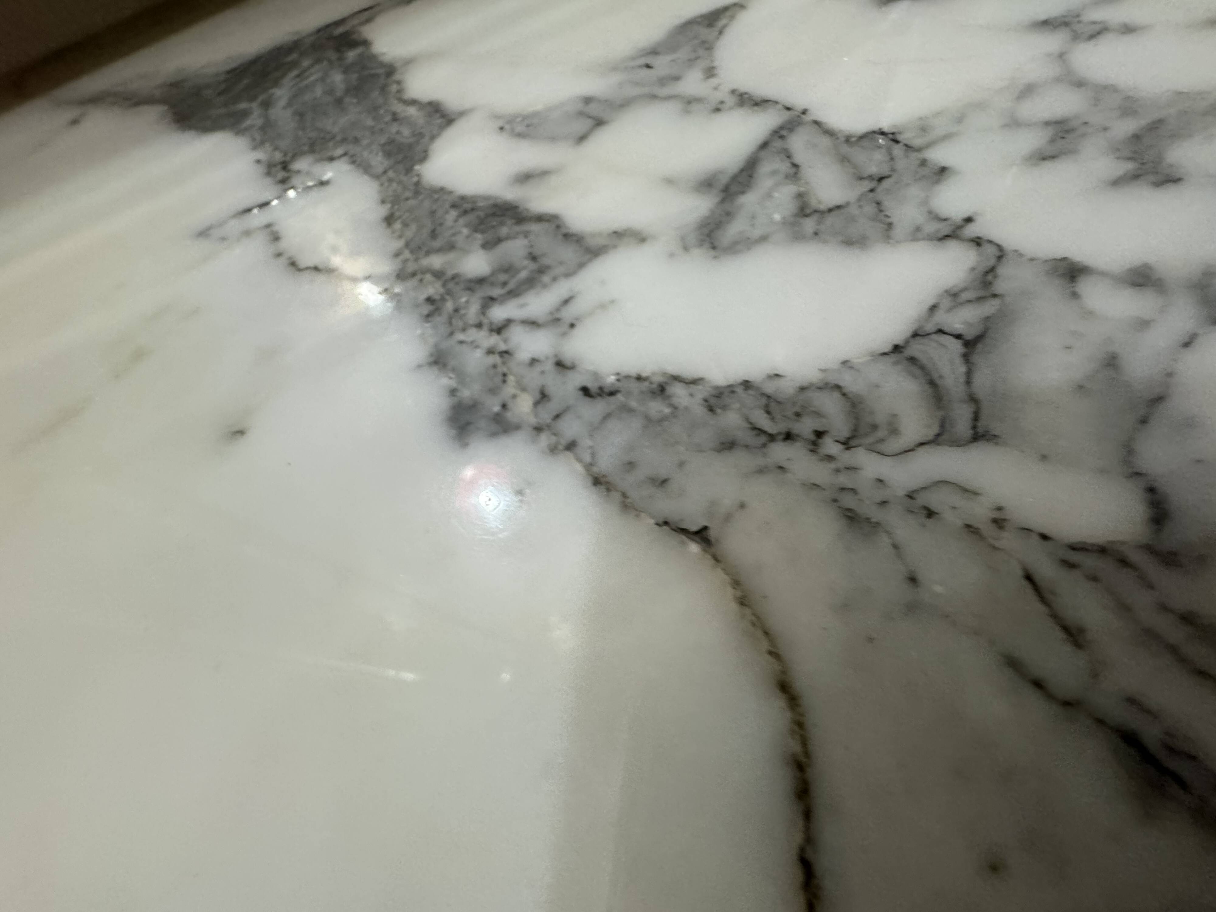 Console en bronze dorée avec plateau en marbre blanc veinée gris