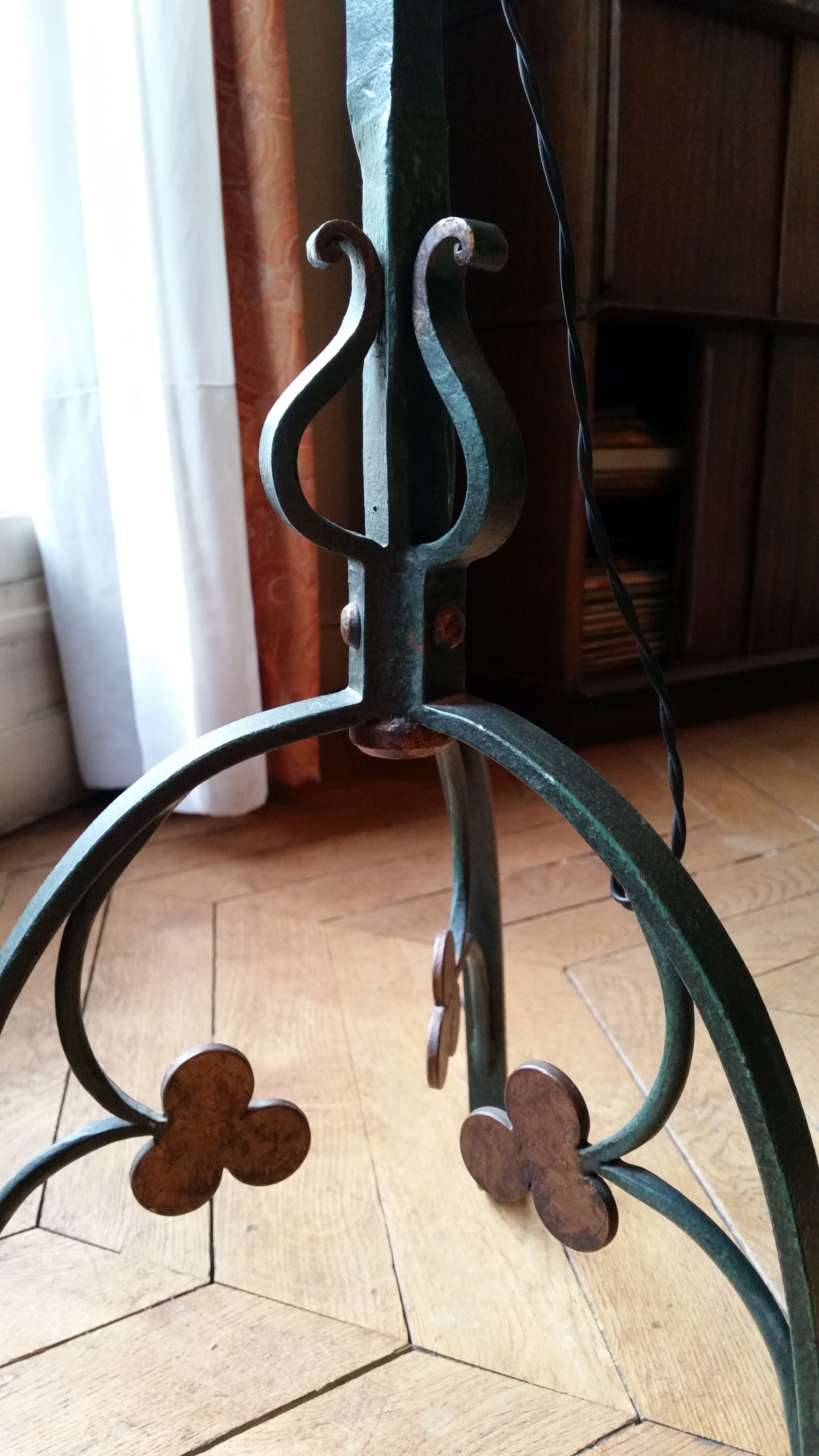 Lampadaire en fer forgé tripode des années 50