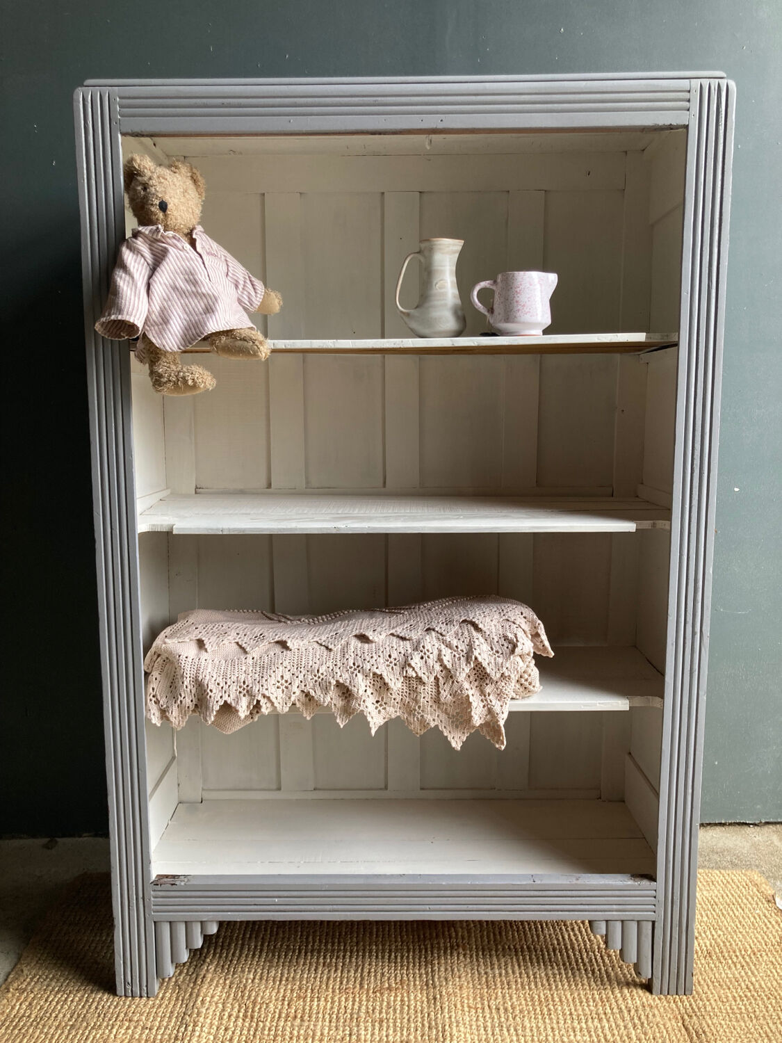 Armoire parisienne étagères