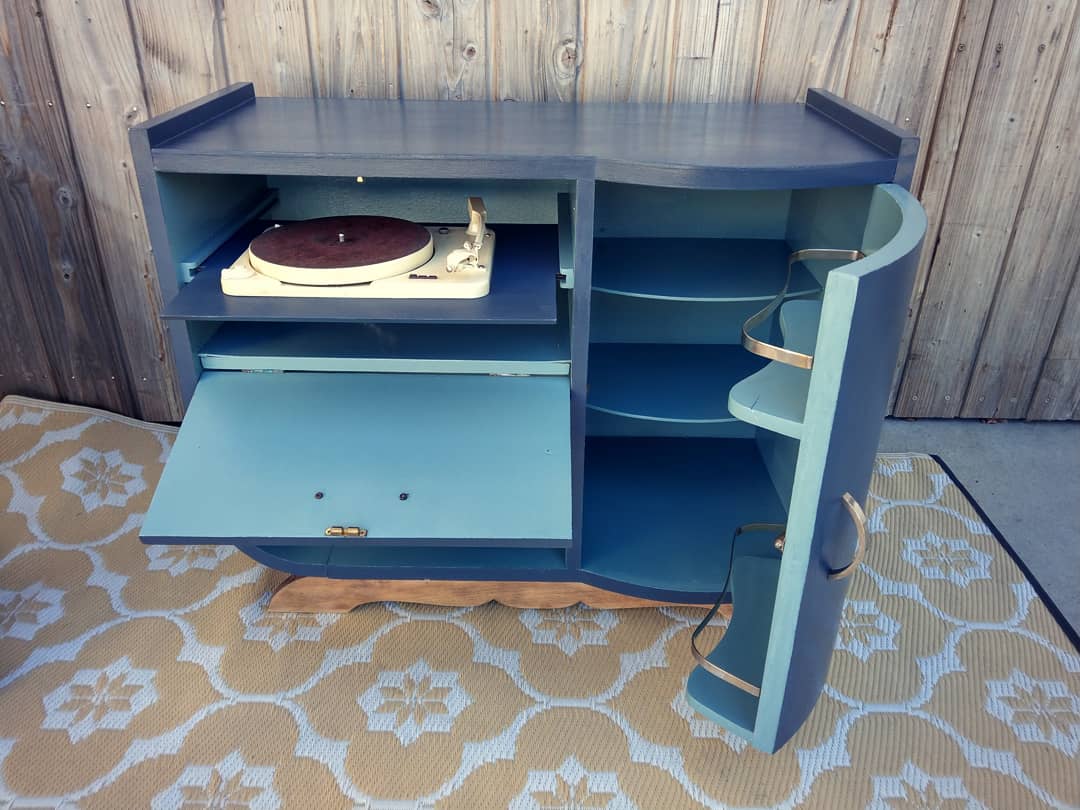Extra furniture, bar, record player