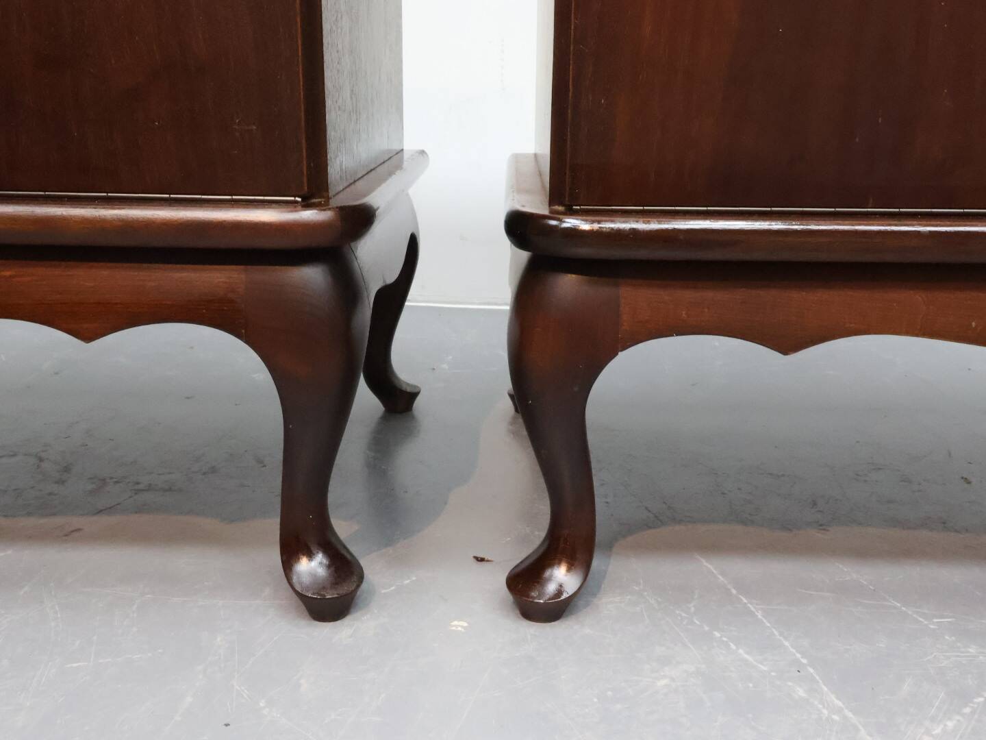 Ensemble de grande table de nuit style Queen Ann.