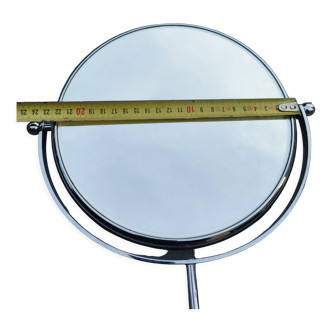 Telescopic magnifying mirror