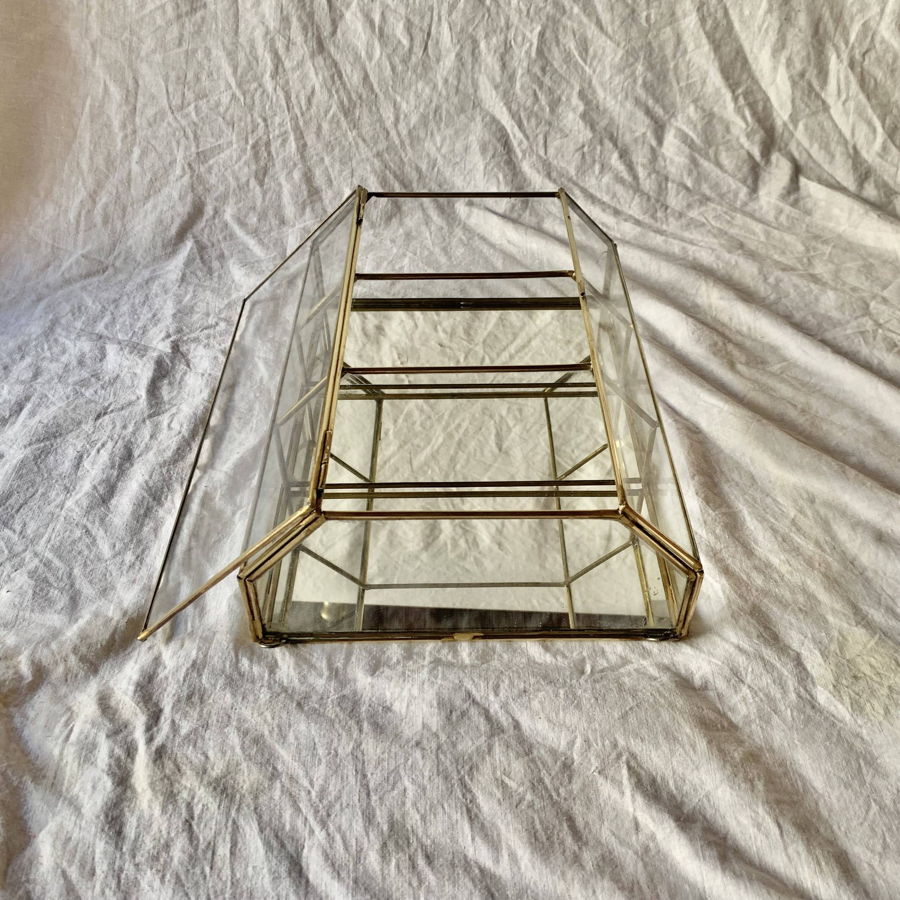 Small vintage display case in clear glass, mirrored glass and brass