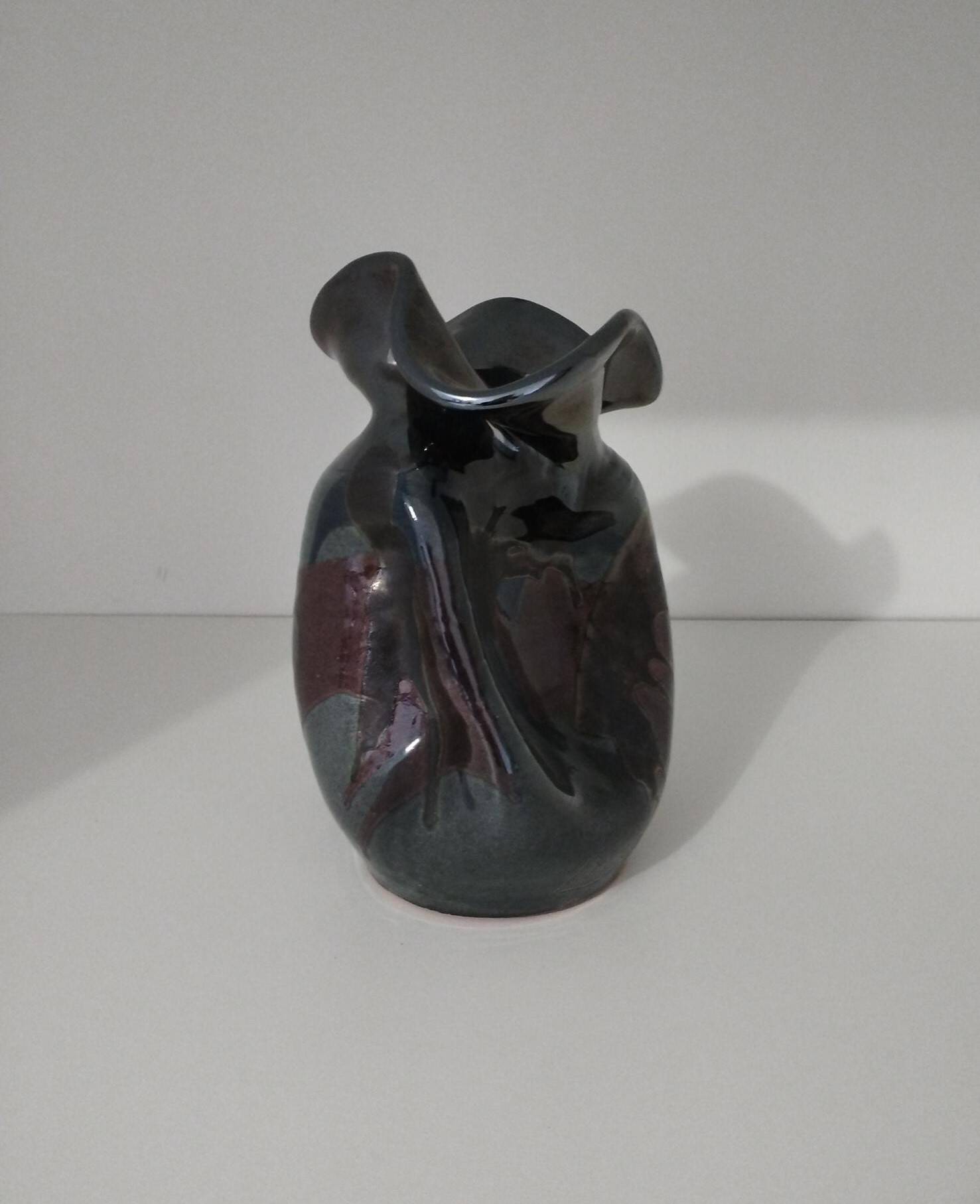 Vase émaillé signé par Thomas Buxo de forme libre asymétrique
