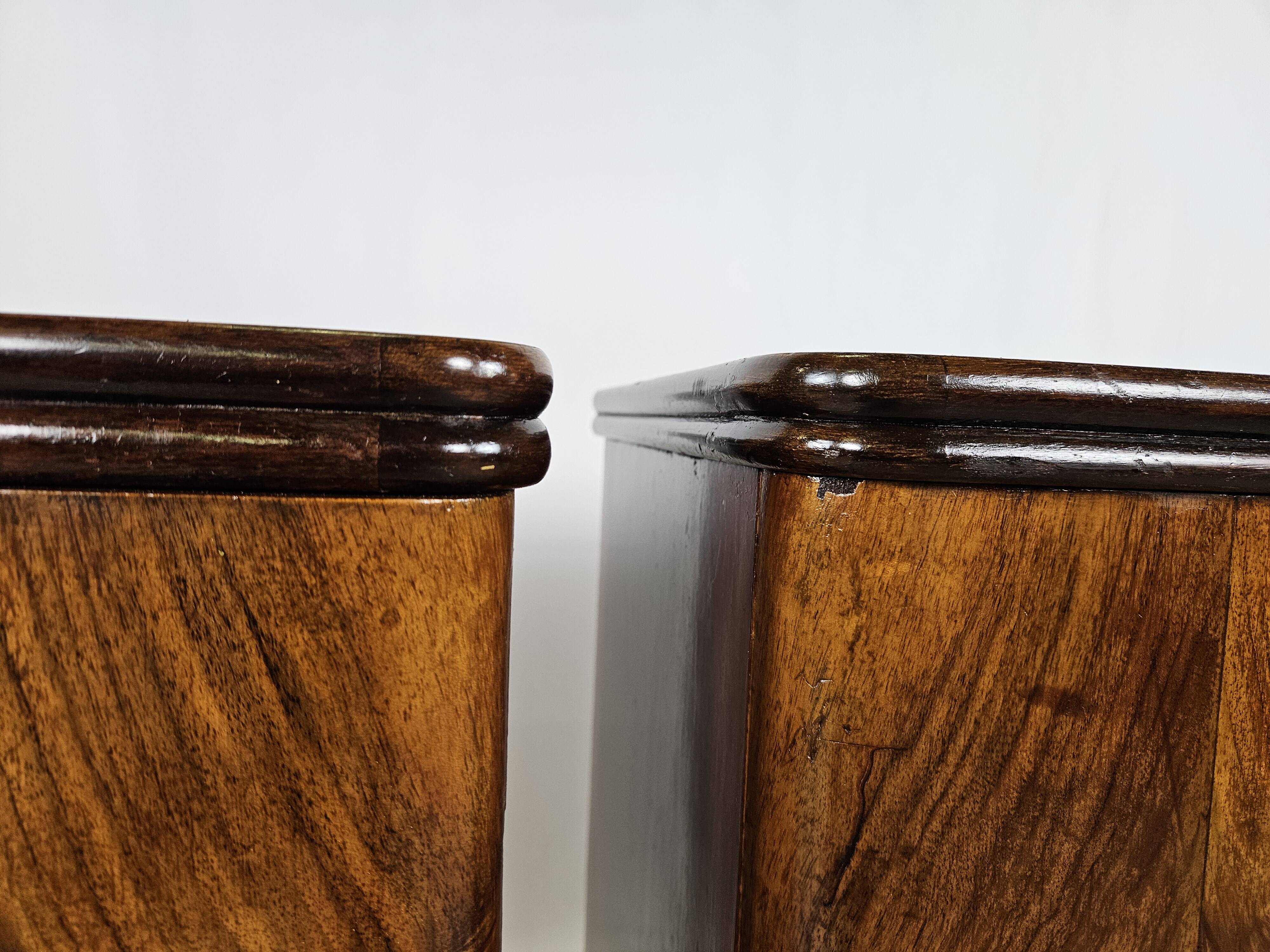 1940 Art Decò nightstands in walnut with door and shelf