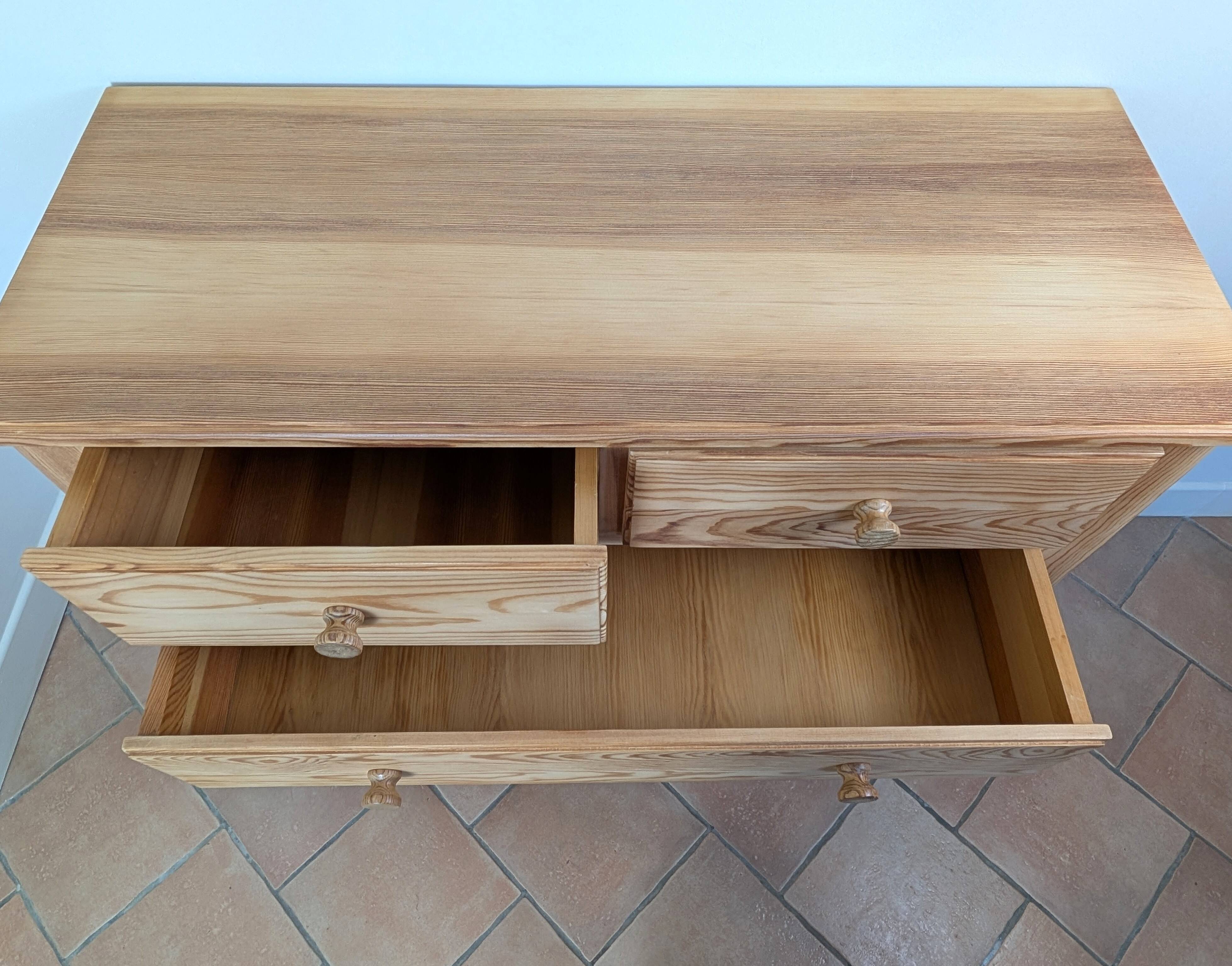 Pine chest of drawers