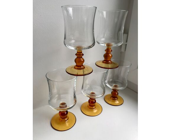 Set of 5 wine glasses with amber foot 70s | Selency