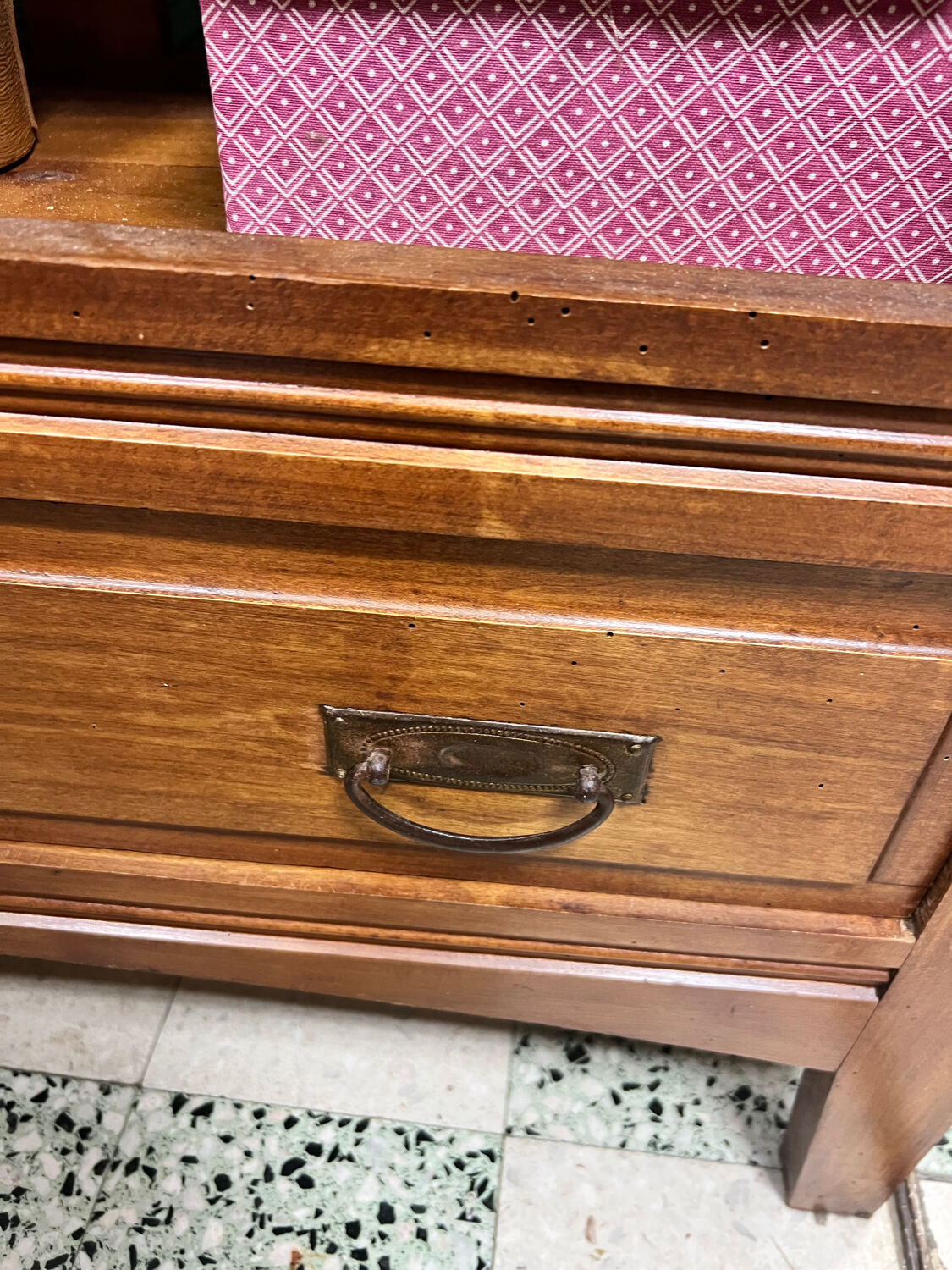 Armoire étagère rafraîchie
