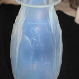 Vase en verre soufflé opalescent art déco par Sabino Paris 1920 1930