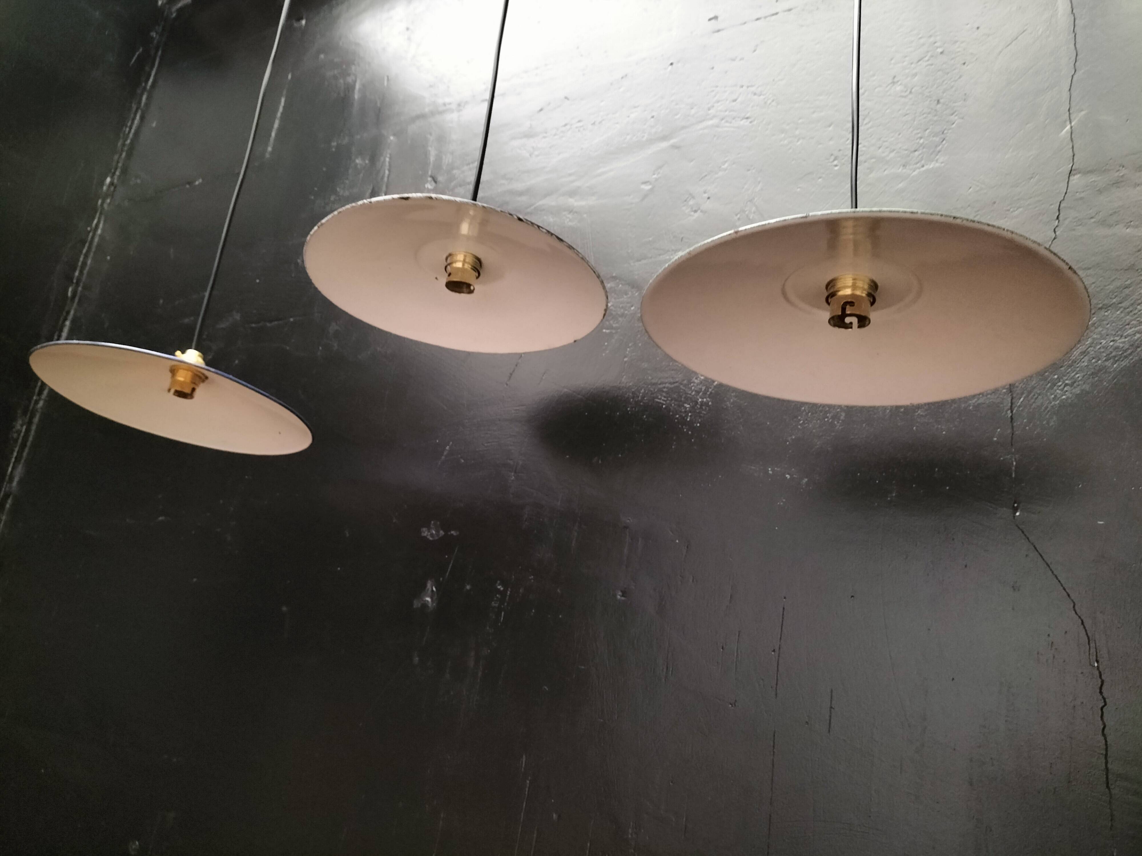 Suspensions tôles émaillées