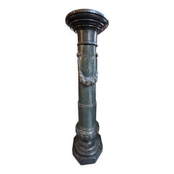 Très belle et ancienne colonne en marbre de couleur vert, datant du XIXe siècle
