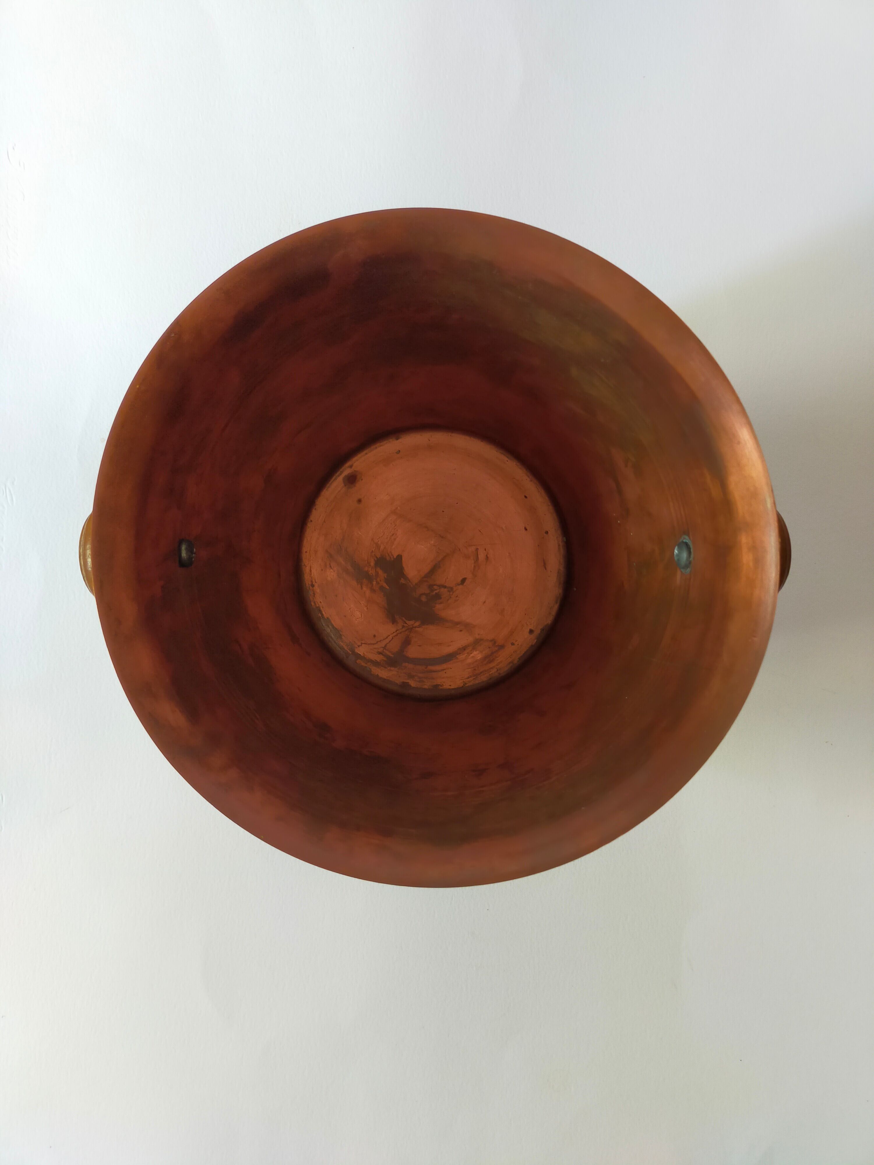 Round top in carved wood and vintage varnish