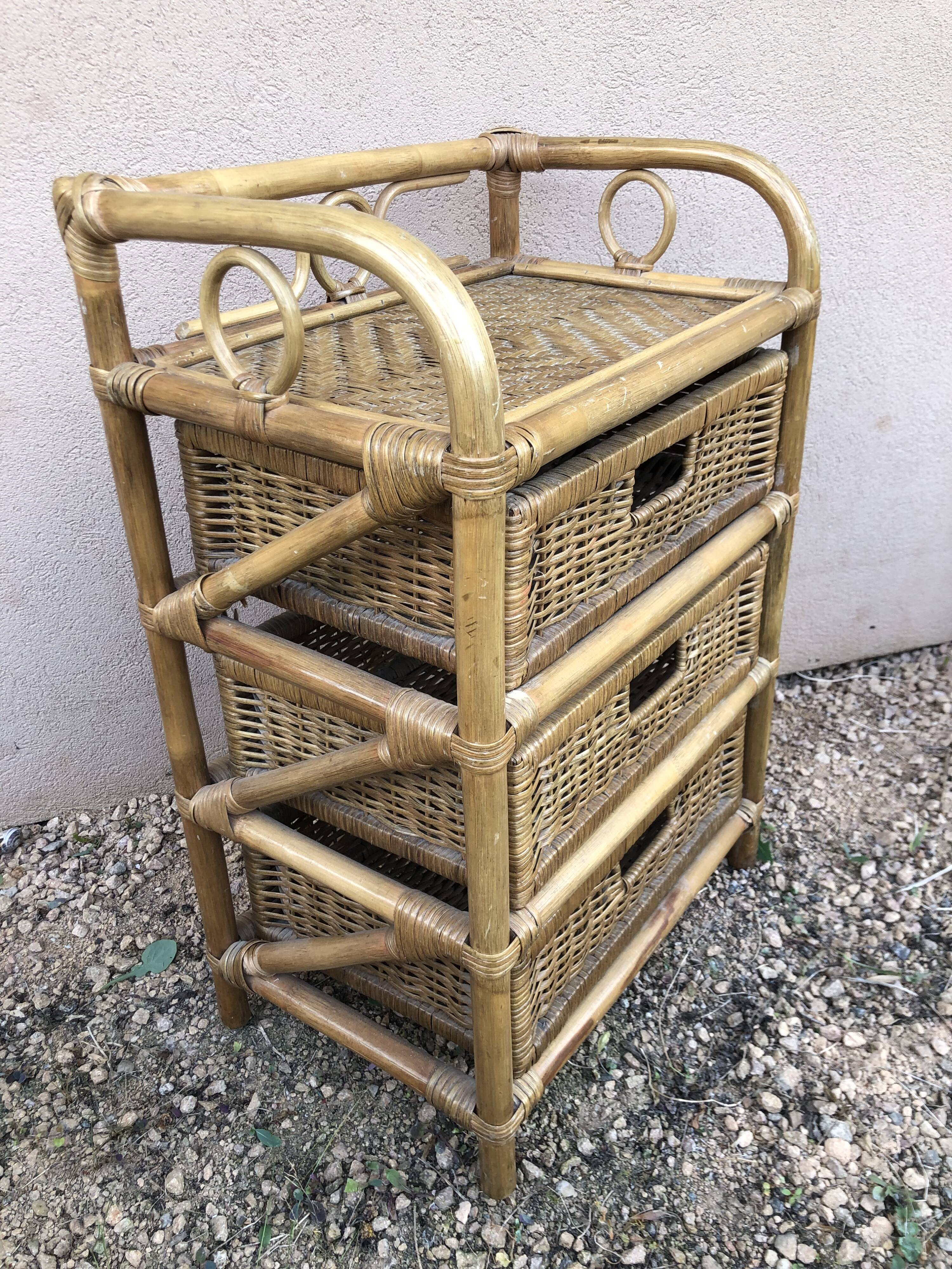 Paire de tables de chevet vintage, à 3 tiroirs, en bambou et rotin