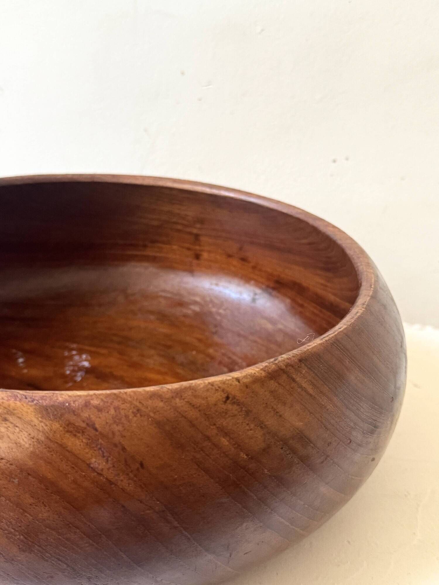 Scandinavian salad bowl / fruit bowl made of genuine teak wood, Denmark 1970.