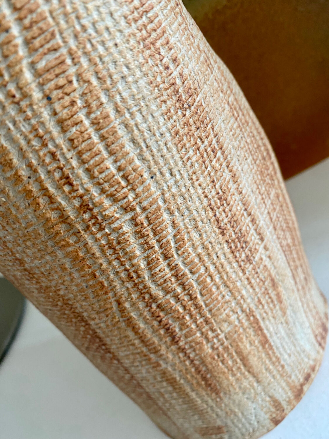 Vase céramique contemporaine grès strié drapé signé