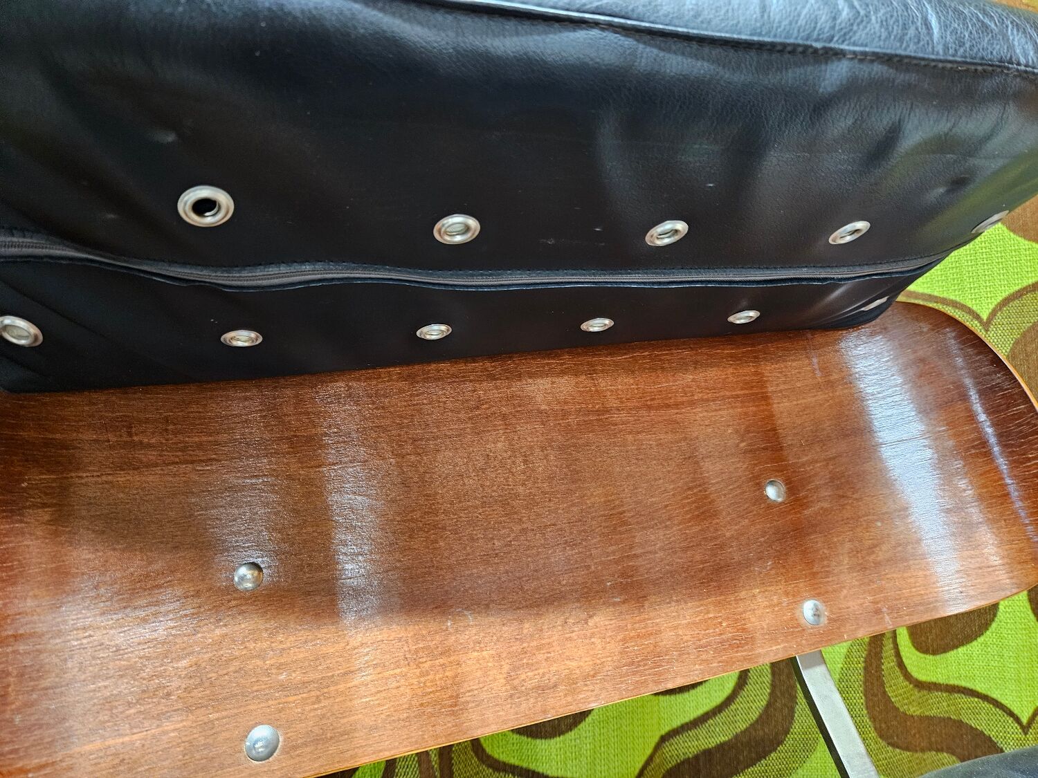 Fauteuil lounge cuir noir 1970 vintage